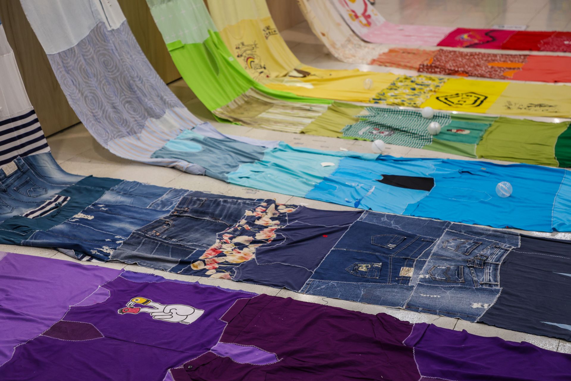 王筱君的《無題／Born Free》以多件女性衣物構築巨幅裝置，象徵女性在生活中累積的記憶、智慧與經驗。（記者連琳攝）