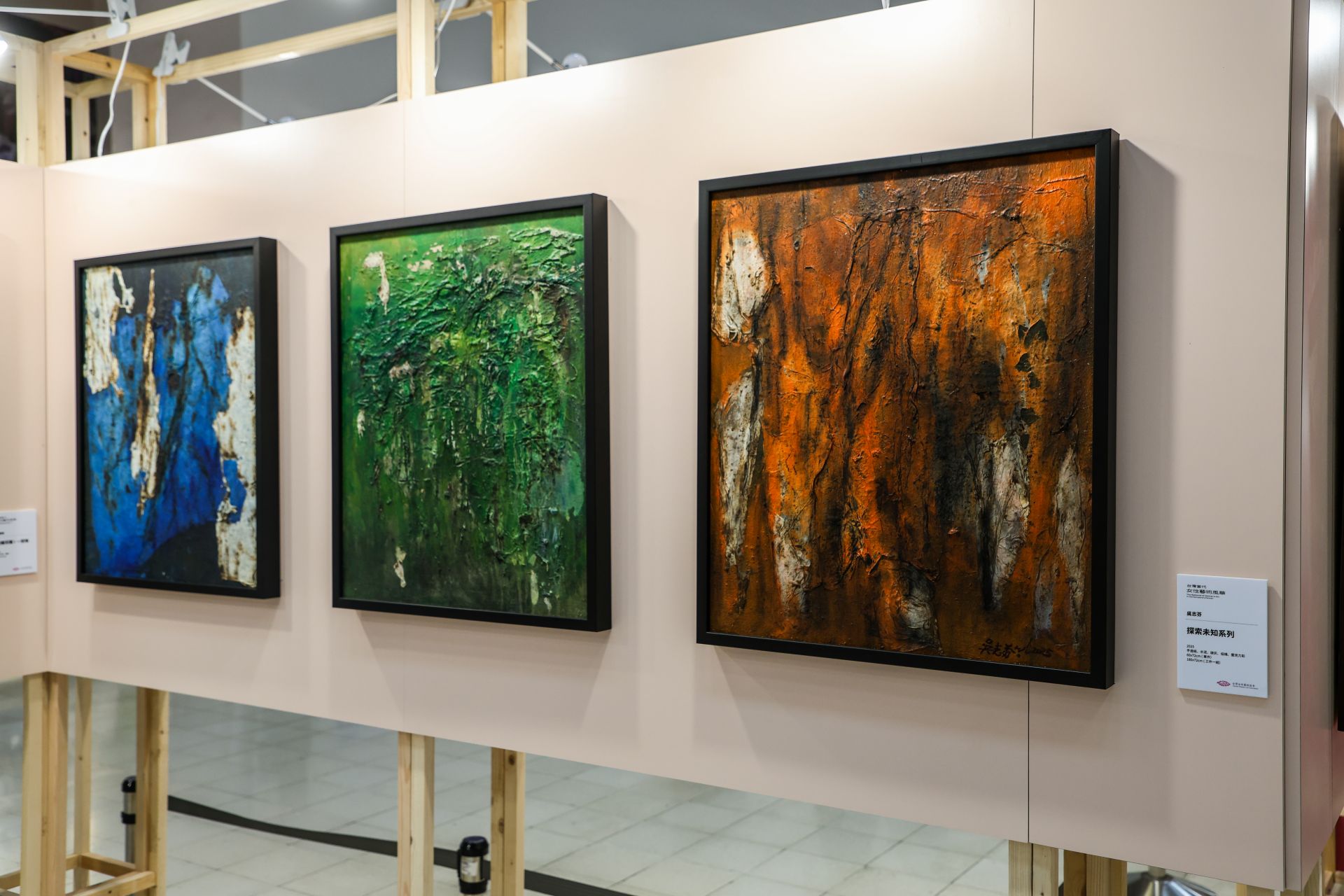 「台灣當代女性藝術風華」即日起至11月30日在中正紀念堂中央通廊展出，展現女性在當代藝術中的重要位置。（記者連琳攝）