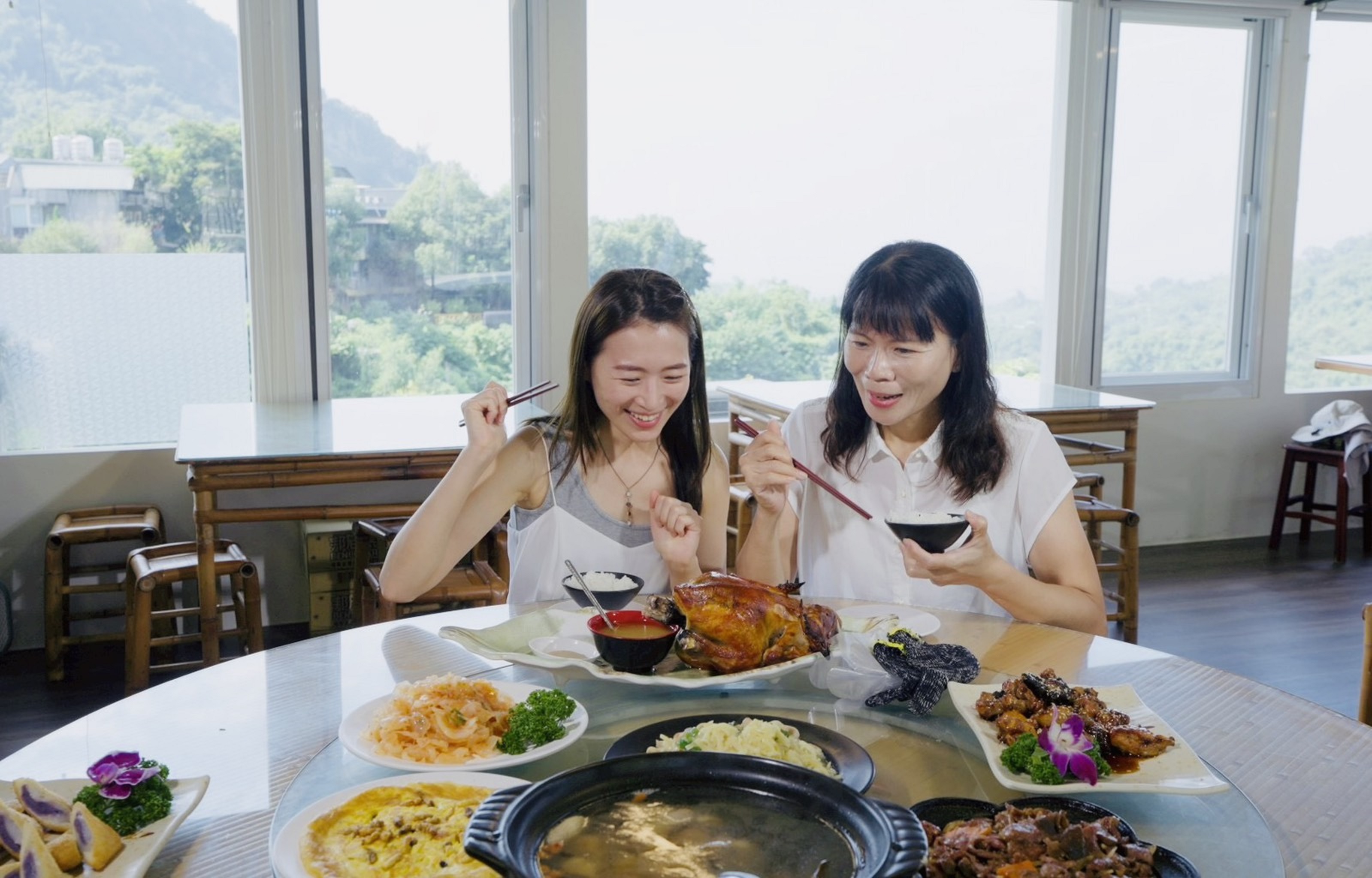 來到關子嶺別忘了來隻美味的桶仔雞打打牙祭。（西拉雅管理處提供）