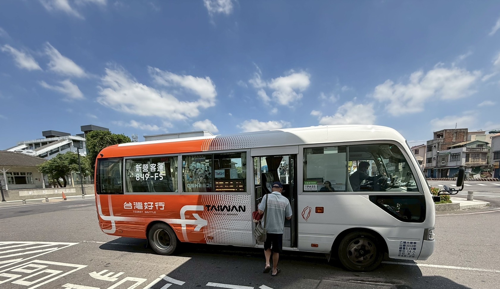 慶祝成立20週年，西拉雅管理處推出超值台灣好行旅遊套票，只要銅板價20元，就可搭乘公車輕鬆暢遊關子嶺。（西拉雅管理處提供）