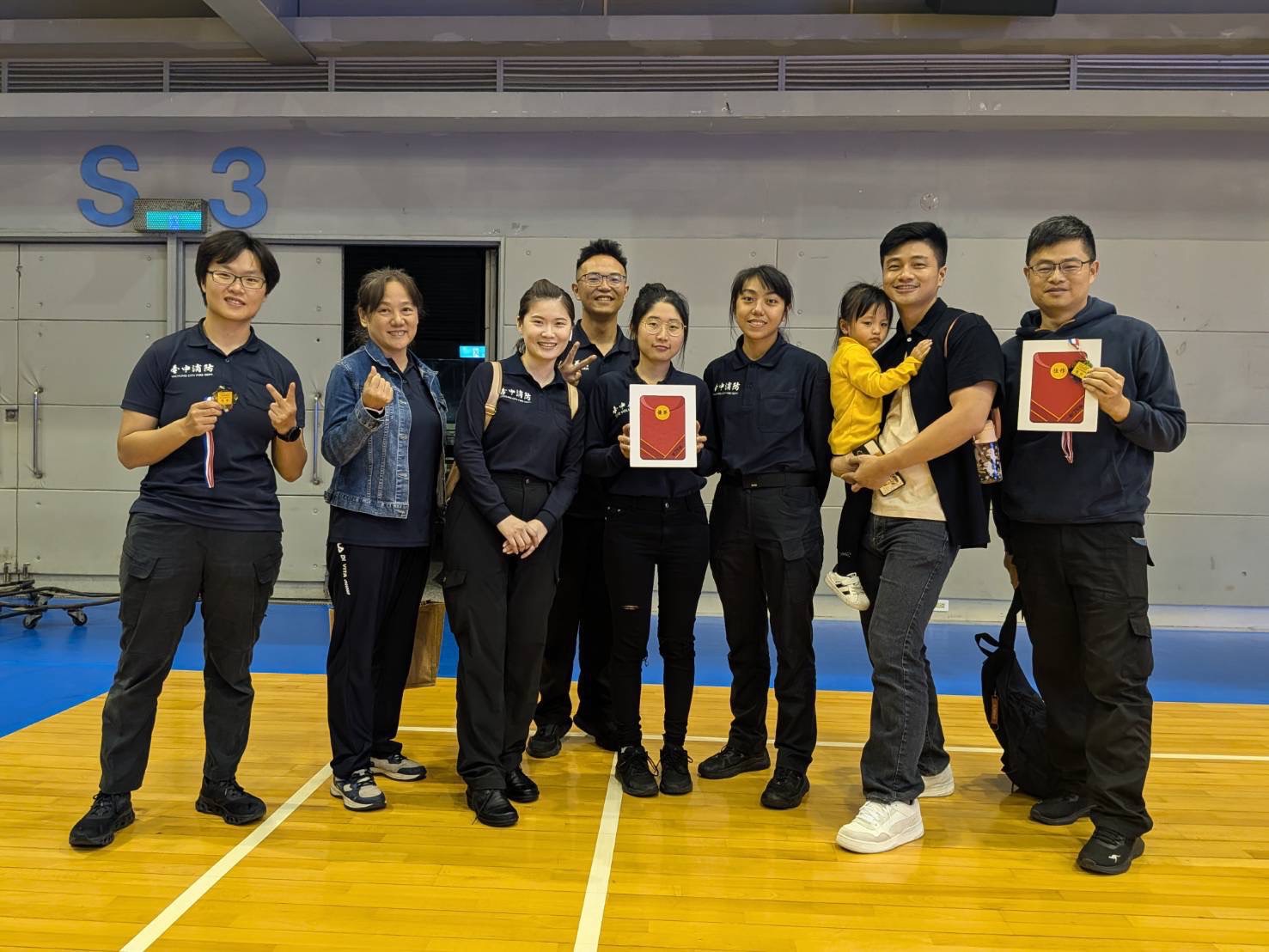 「2025第11屆全國呼吸道插管暨心肺復甦術競賽」日前在逢甲大學體育館舉行，中市消防局隊伍在多項組別表現出色，勇奪特優、優等與佳作等多項獎項，成績亮眼。（中市消防局提供）