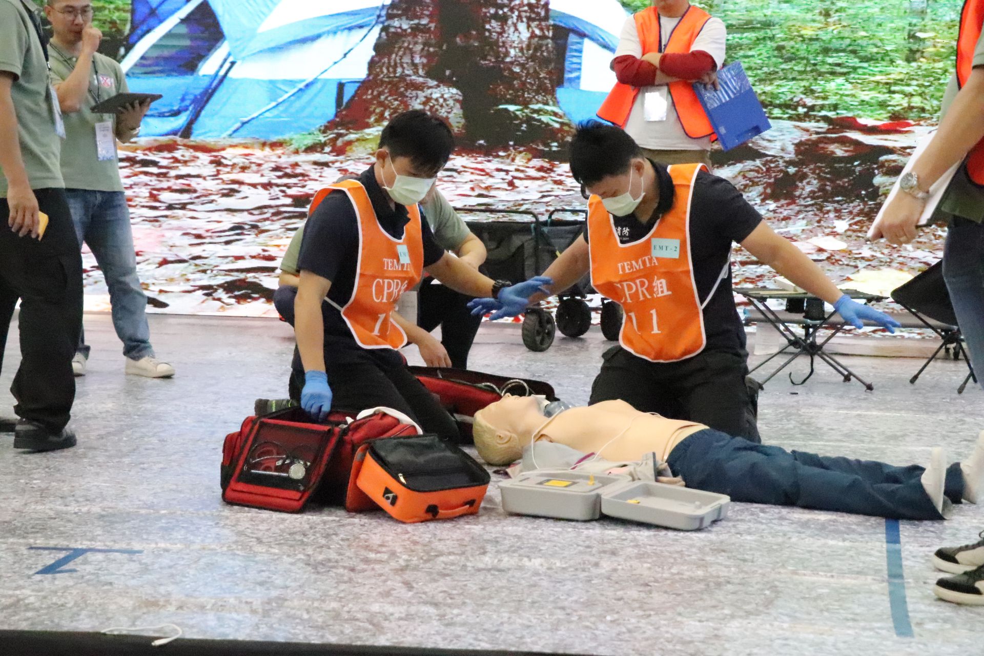 「2025第11屆全國呼吸道插管暨心肺復甦術競賽」日前在逢甲大學體育館舉行，中市消防局隊伍在多項組別表現出色，勇奪特優、優等與佳作等多項獎項，成績亮眼。（中市消防局提供）