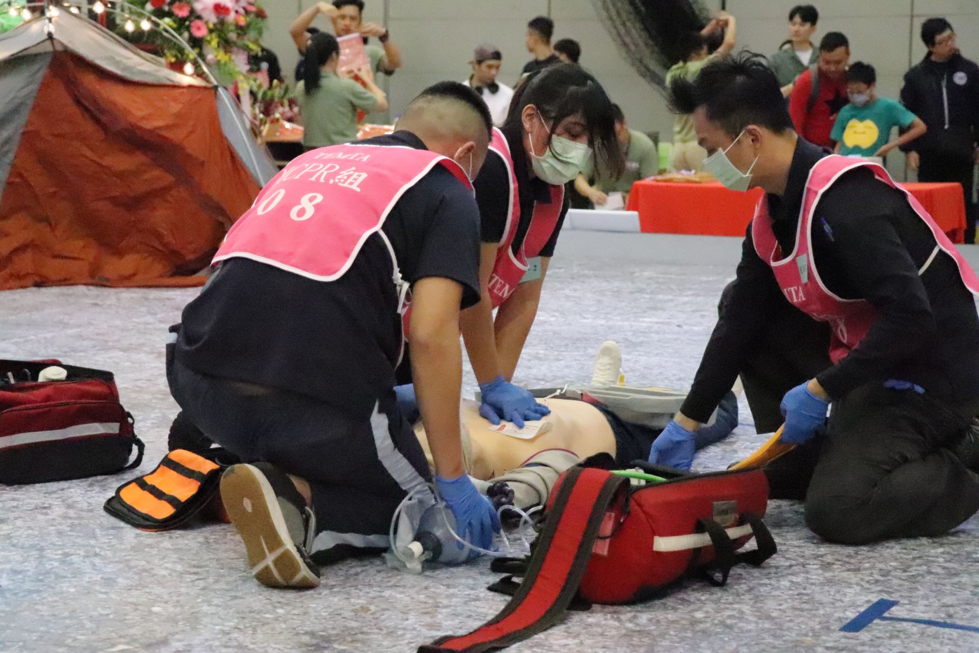 「2025第11屆全國呼吸道插管暨心肺復甦術競賽」日前在逢甲大學體育館舉行，中市消防局隊伍在多項組別表現出色，勇奪特優、優等與佳作等多項獎項，成績亮眼。（中市消防局提供）