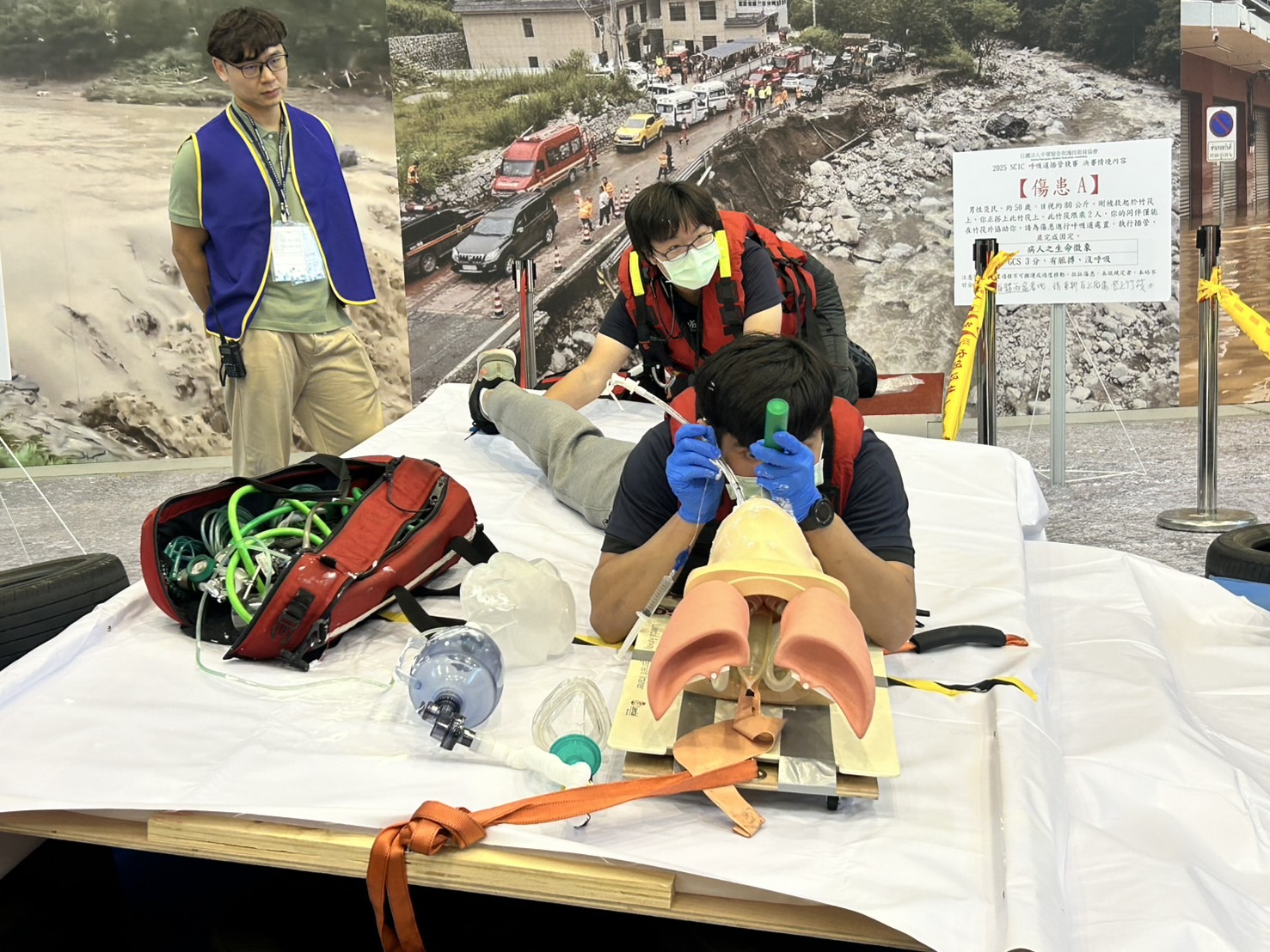 「2025第11屆全國呼吸道插管暨心肺復甦術競賽」日前在逢甲大學體育館舉行，中市消防局隊伍在多項組別表現出色，勇奪特優、優等與佳作等多項獎項，成績亮眼。（中市消防局提供）