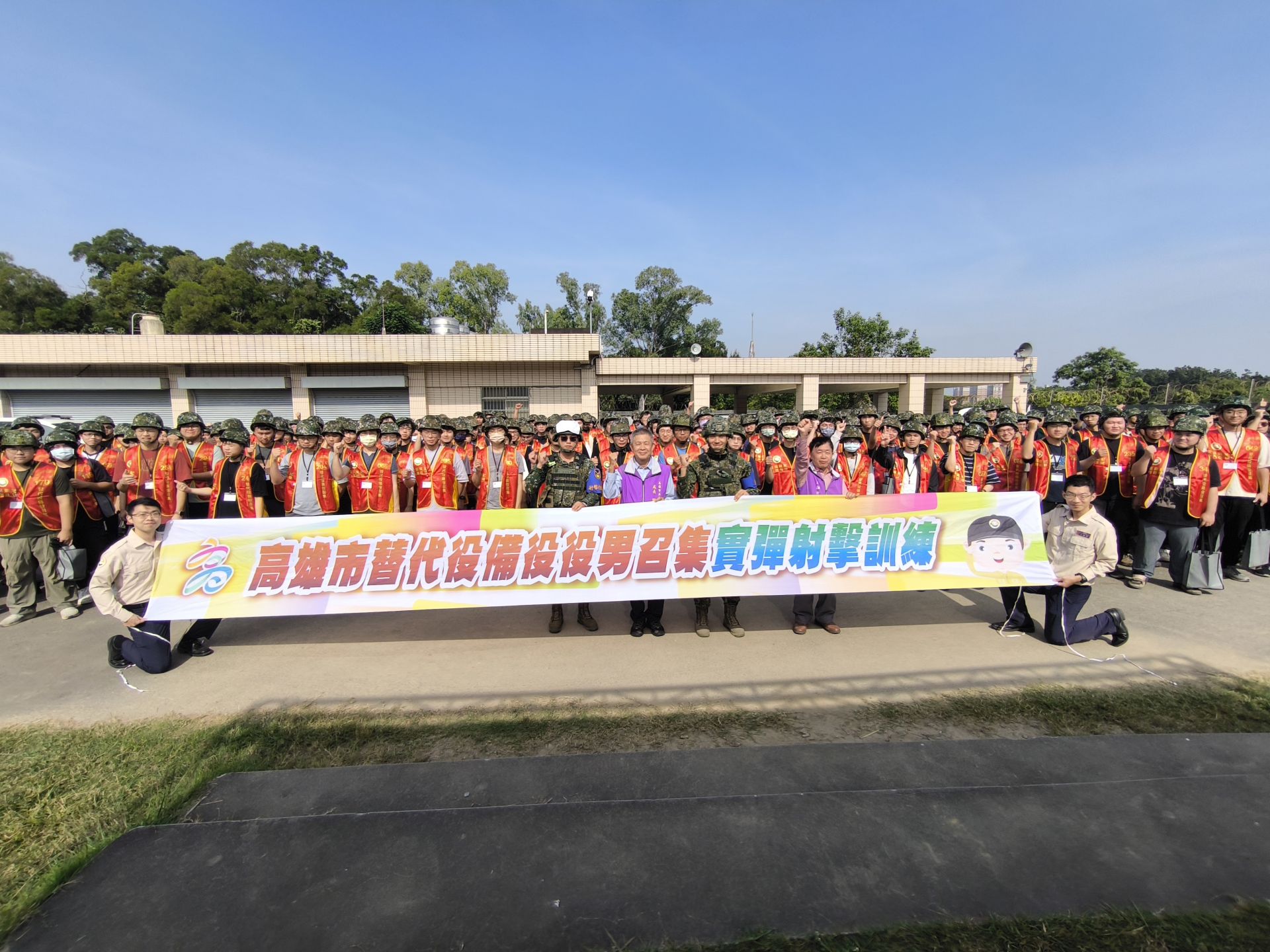 高雄市政府替代役備役役男演訓召集25日在陸軍官校靶場完成第2梯次實彈射擊訓練，藉此強化堅實的民防力量，並奠定城市整體防護能量。（記者孫建屏攝）