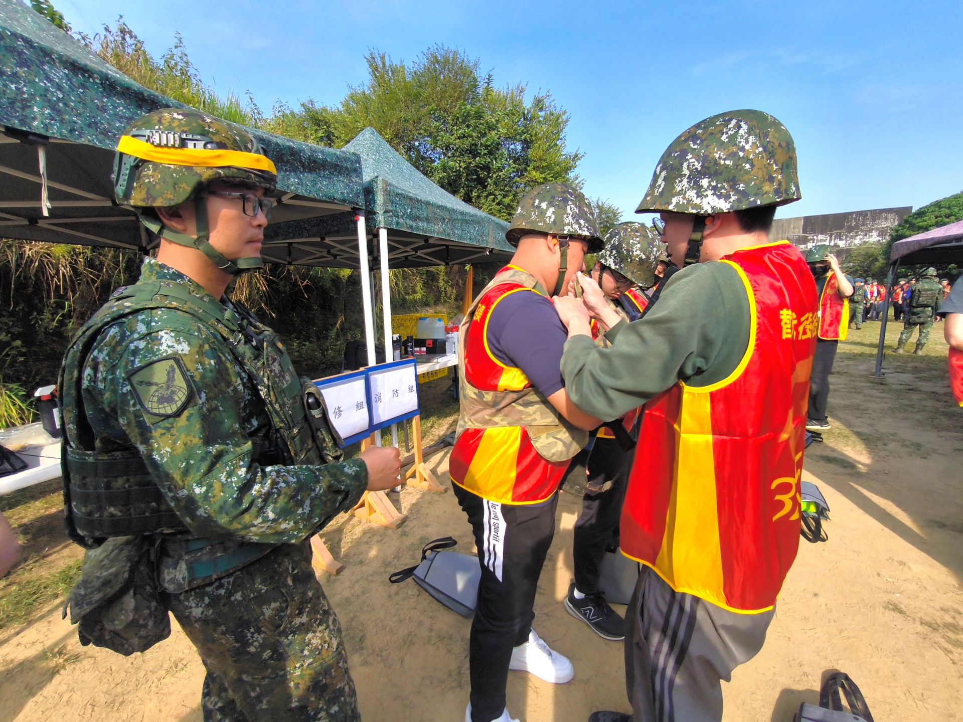 召員在射擊等待線上完成鋼盔及防彈背心的的穿戴。（記者孫建屏攝）