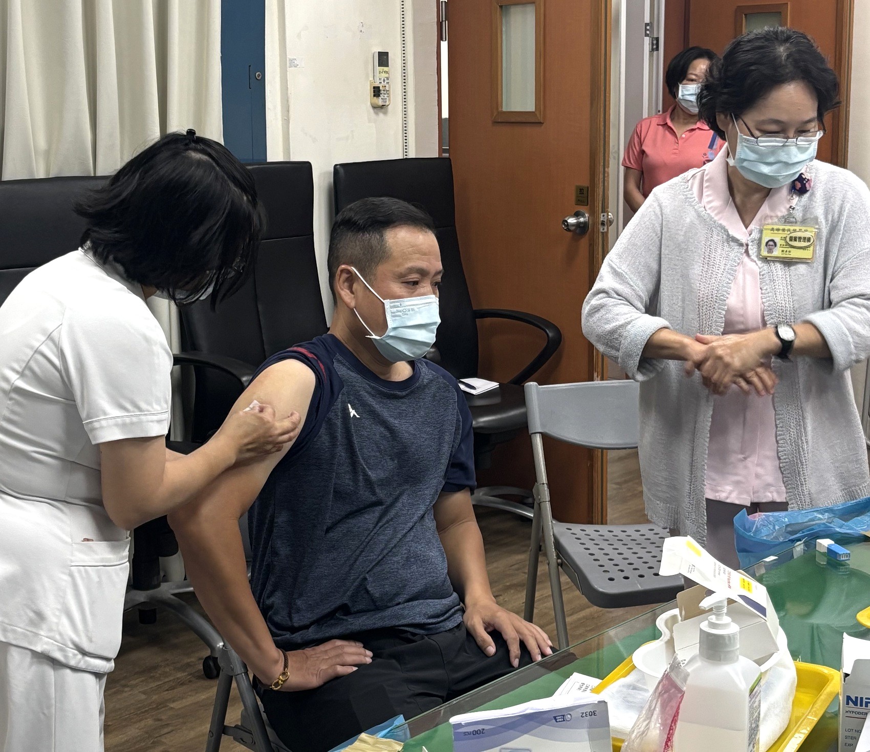 高市榮服處與高雄榮總合作展開疫苗接種服務，讓同仁、社區志願服務組長及前往洽公榮民一起接受疫苗施打，為社區健康築起堅實防線。（高市榮服處提供）