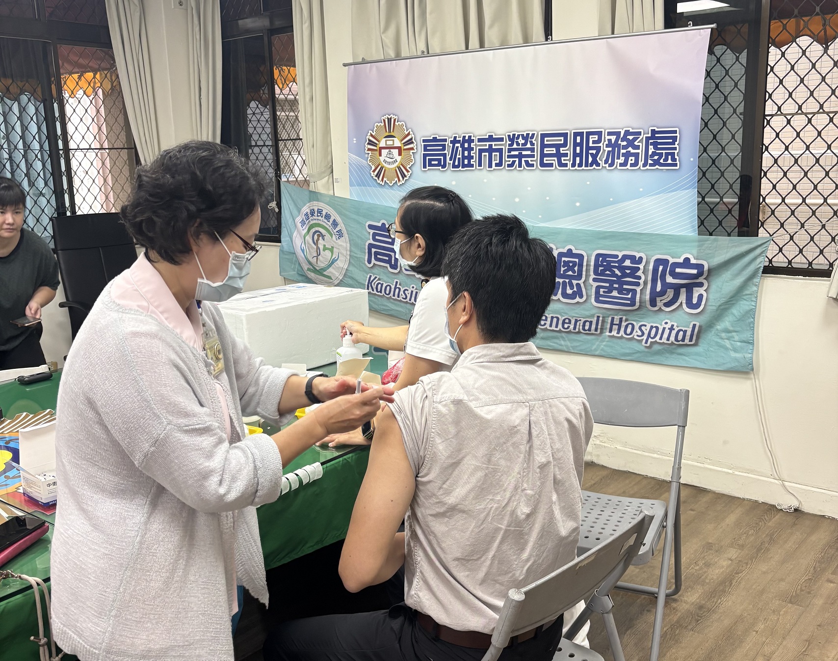 高市榮服處與高雄榮總合作展開疫苗接種服務，讓同仁、社區志願服務組長及前往洽公榮民一起接受疫苗施打，為社區健康築起堅實防線。（高市榮服處提供）