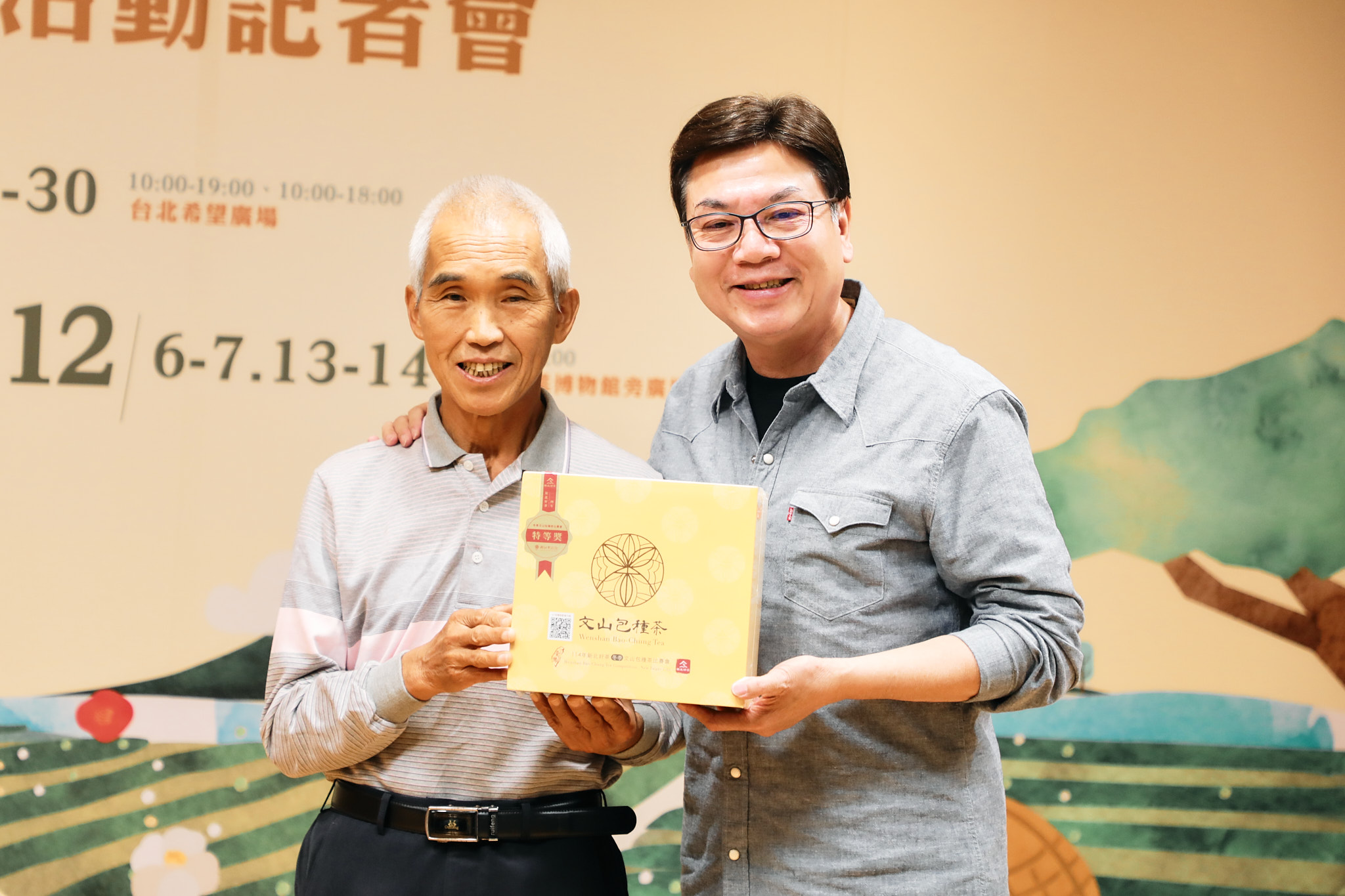 來自坪林區的包種茶王鄭冬泉，第5度獲茶王榮耀，展現製茶經驗實力與風範。（記者古可絜攝）