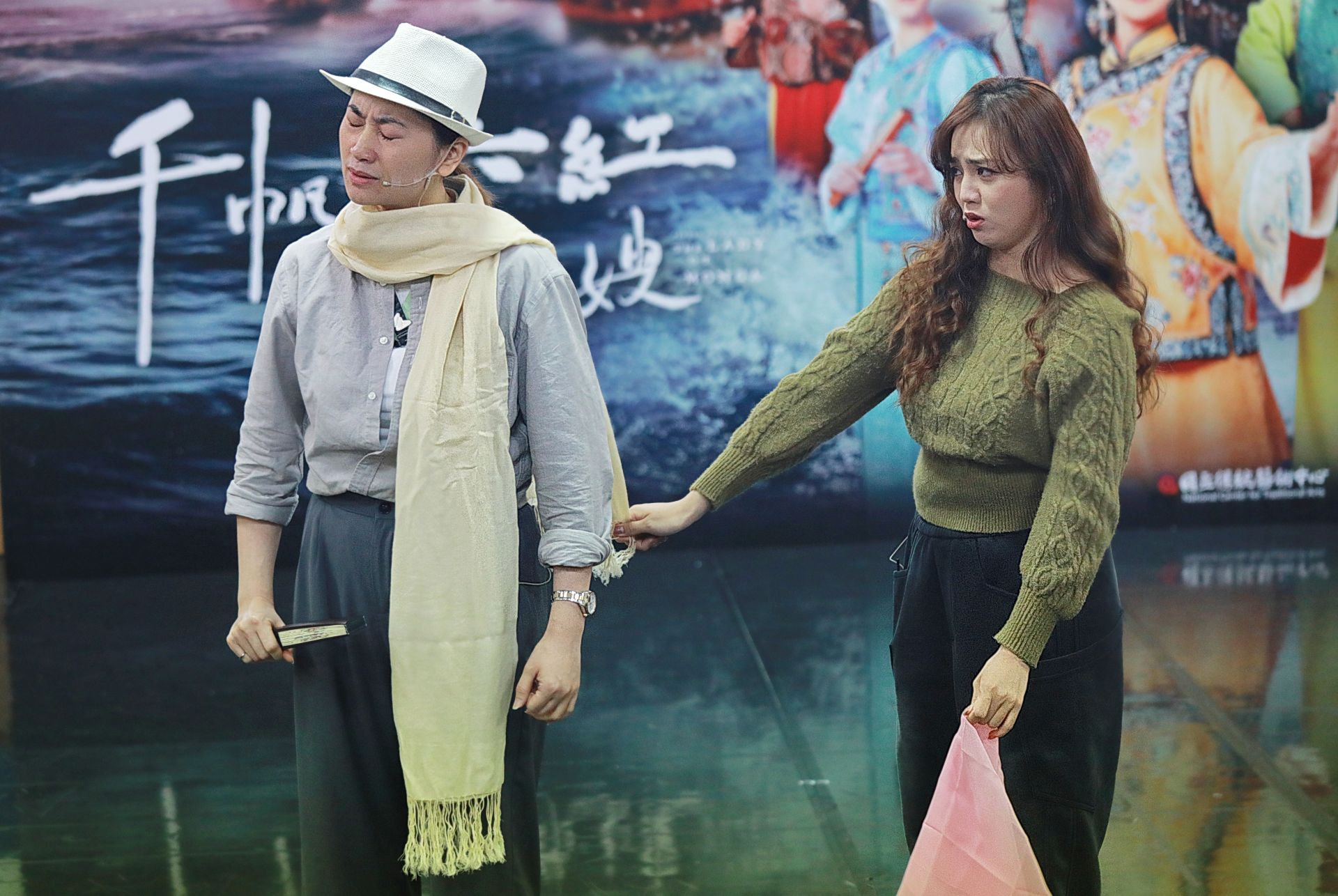 旗艦歌仔戲《千帆映紅：艋舺阿祿嫂》，劇中陳芸楚（右）飾演「孟鳳嬌」、陳禹安（左）飾演「柯玉鳴」。（記者黃朝琴攝）