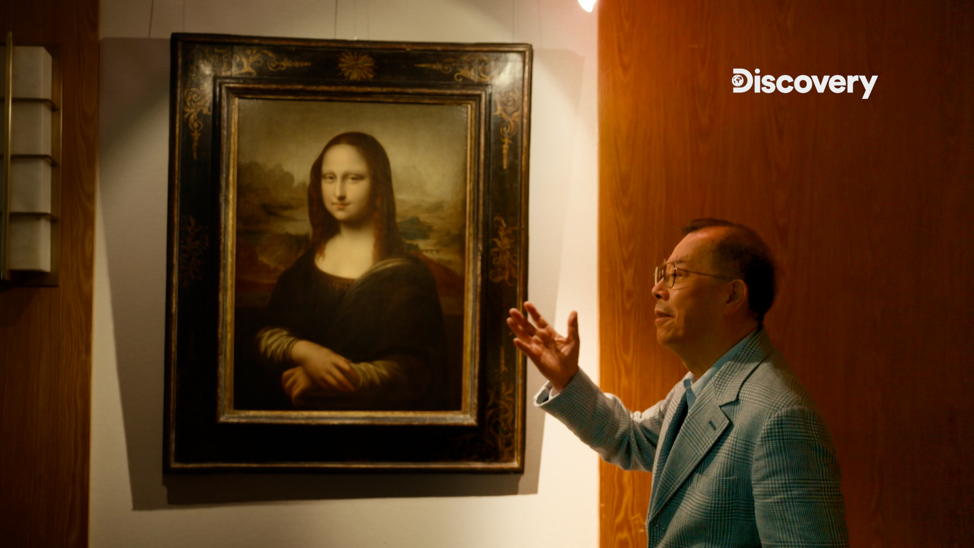 《謎樣蒙娜麗莎：喬宮多夫人》以臺灣藝術收藏家黃崇仁在臺北珍藏一幅罕見的年輕版《蒙娜麗莎》切入，帶領觀眾追尋達文西筆下最神祕的肖像。（Discovery頻道提供）