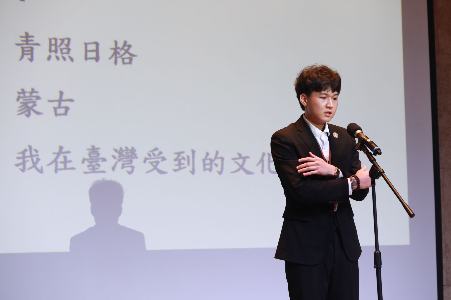 中興大學蒙古籍青照日格，分享自己來臺灣學習受到文化衝擊。（記者黃朝琴攝）