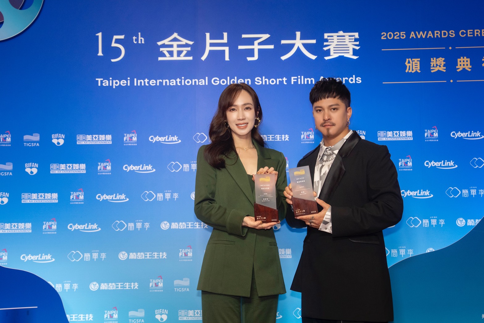 2025金片子大賽最佳男演員《Rungay》黃遠（右）、最佳女演員《五花肉》小薰。（台北市電影委員會提供）
