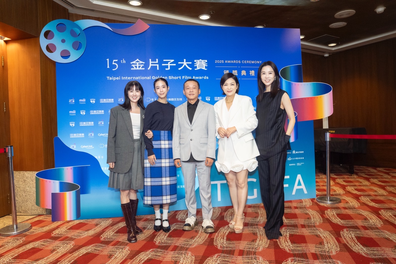 2025金片子大賽頒獎典禮，歷屆代言人林予晞（左起）、温貞菱、李康生、楊貴媚、謝盈萱。（台北市電影委員會提供）