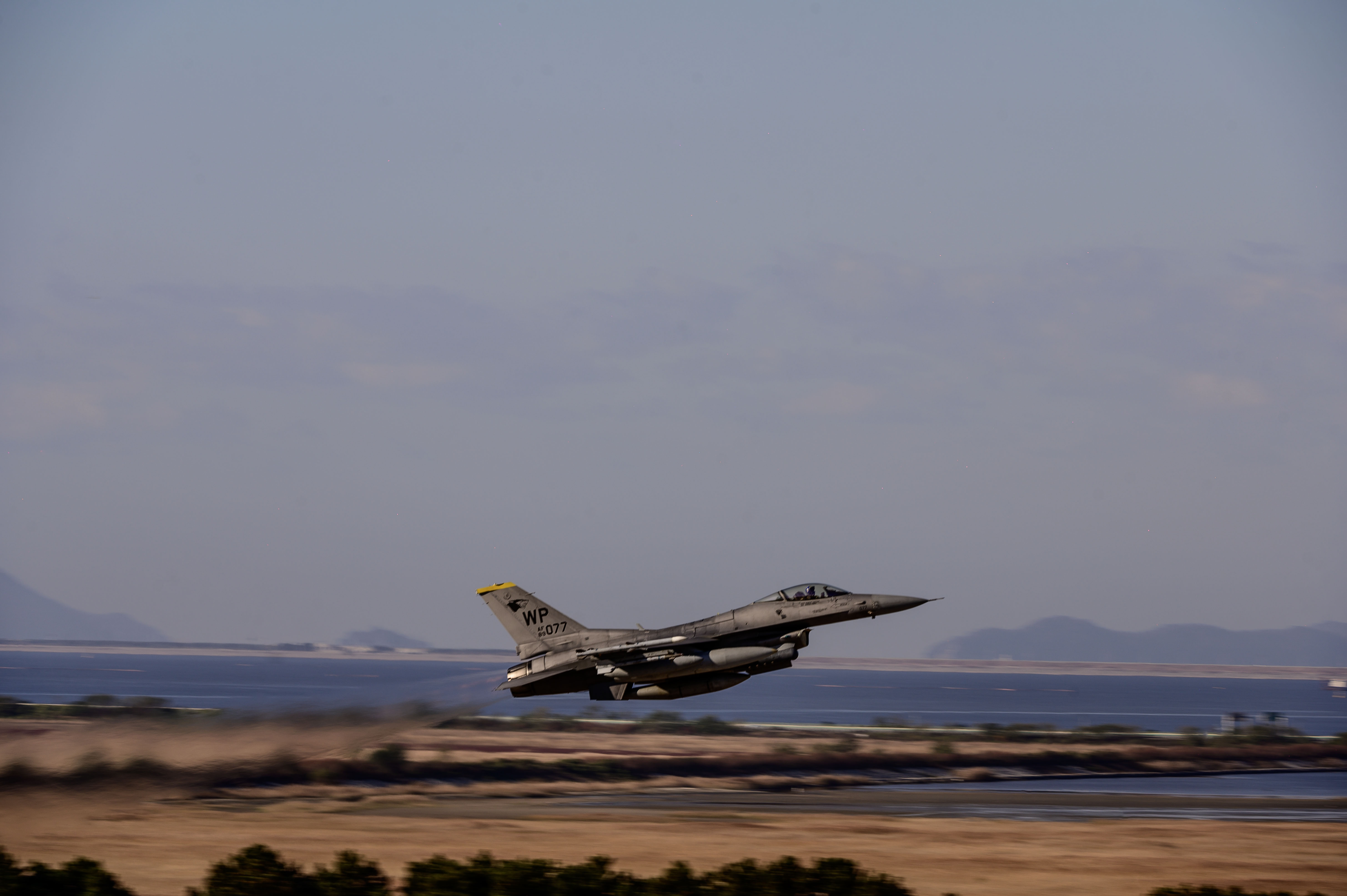 第35戰鬥機中隊的F-16離開群山基地，前往烏山基地進行「超級中隊」第2階段試驗。（取自DVIDS網站）