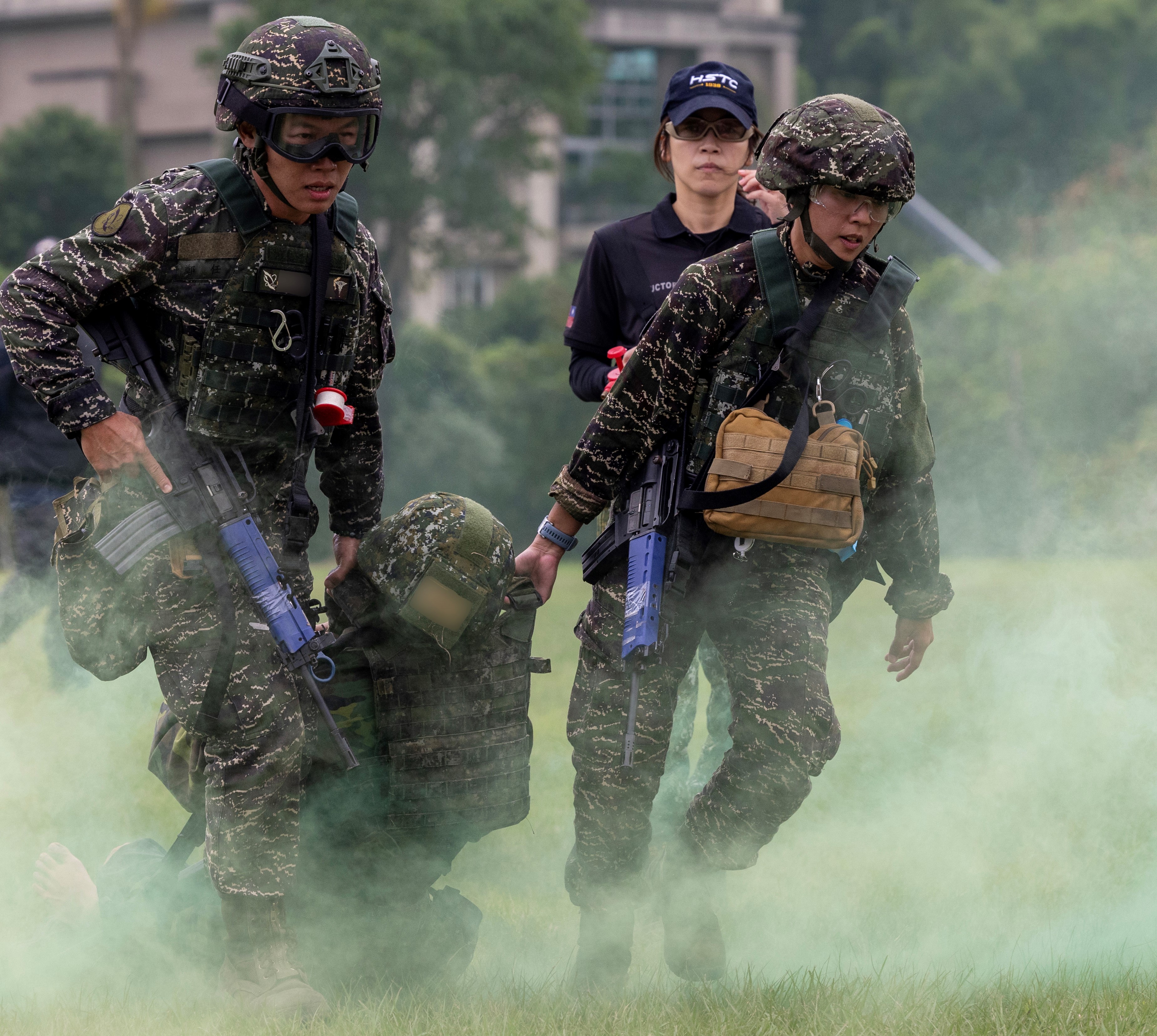 官兵模擬敵火情況下，進行傷患搜救。（記者林睿奕攝）