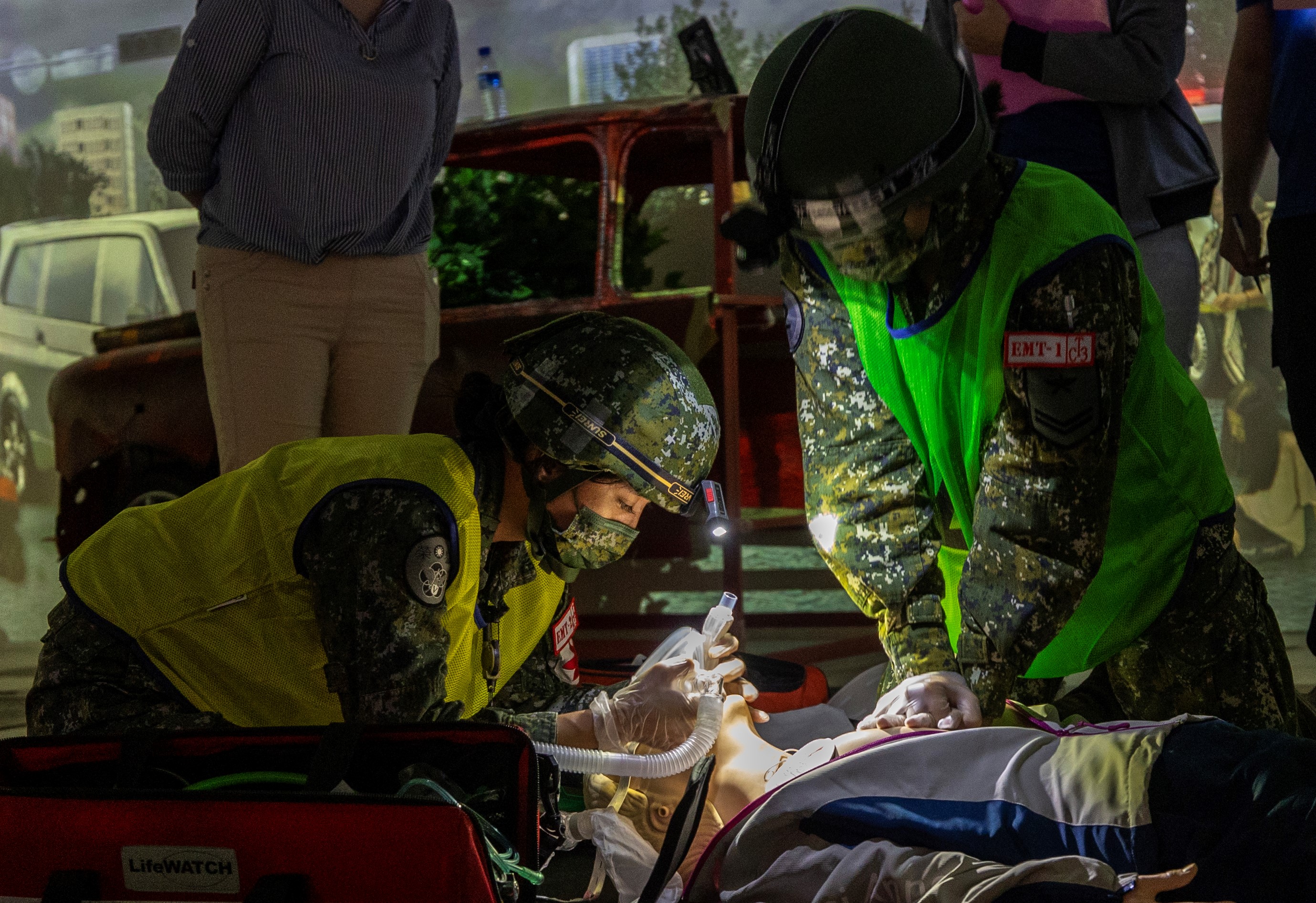 官兵相互合作處置OHCA傷患，提高患者存活機率。（記者林睿奕攝）