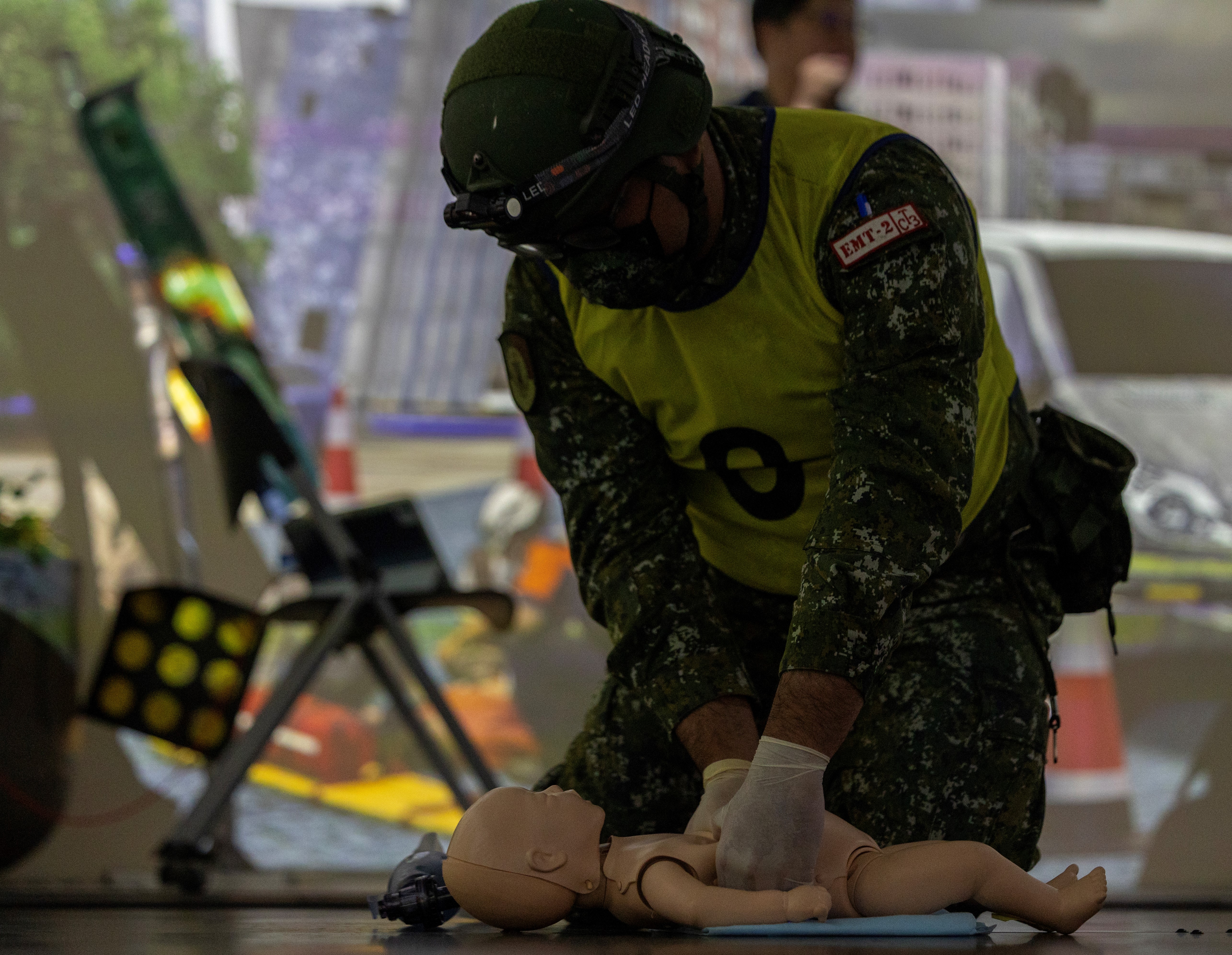 官兵對嬰兒進行CPR操作，驗證緊急救護訓練成效。（記者林睿奕攝）