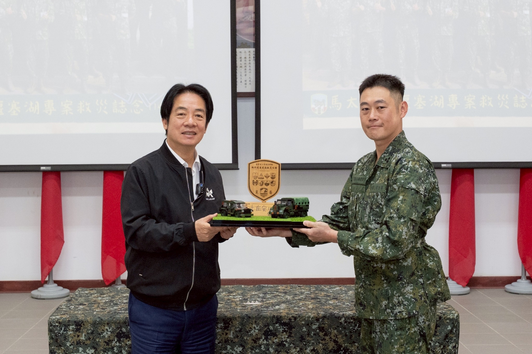 總統賴清德昨日勗勉5支部運輸兵群等救災部隊，肯定他們全心全力投入花蓮救災、守護家園，並強調國軍是國家危難時刻最堅強的力量，未來將持續落實「新訓練、新思維、新裝備、新科技」，強化不對稱作戰，展現全面提升戰力決心。（總統府提供）