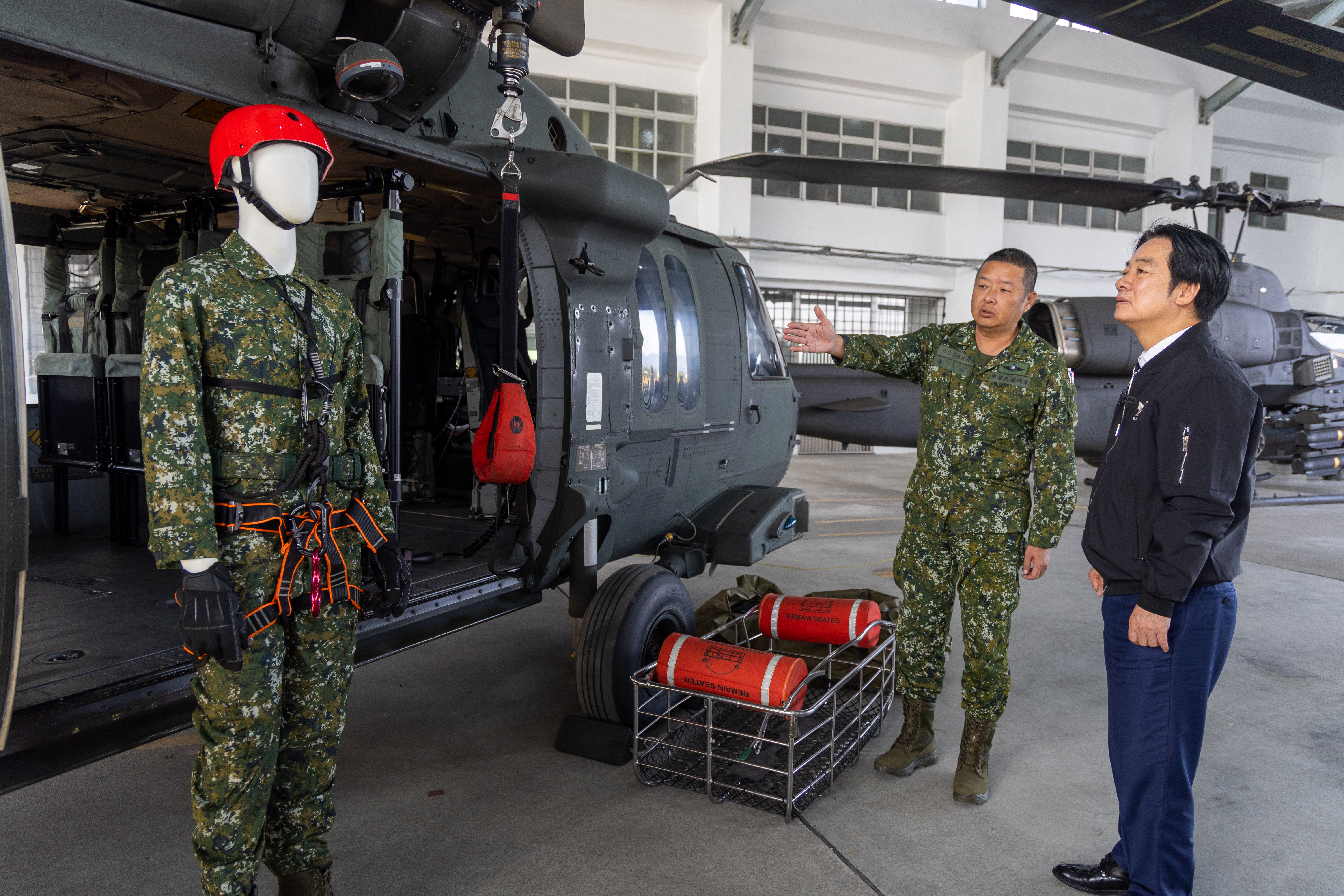 賴總統聽取航空602旅旅長救災裝備介紹。（記者葉軒瑜攝）