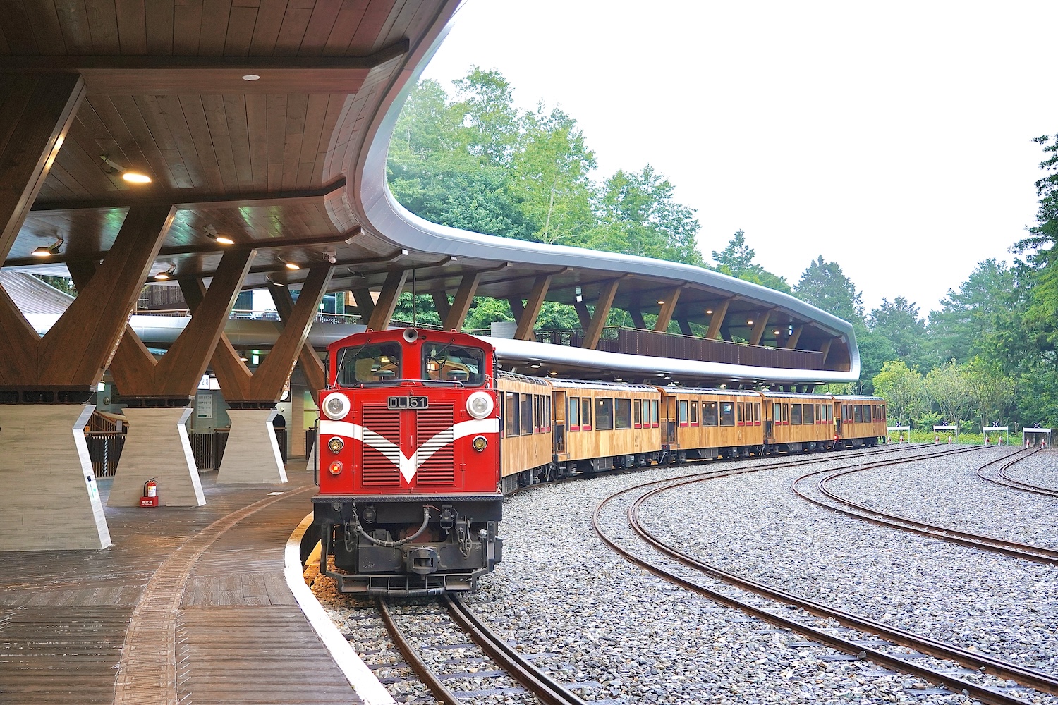 阿里山林鐵即日起指定區域消費滿499元抽價值1萬6000元遊程。（觀光署提供）