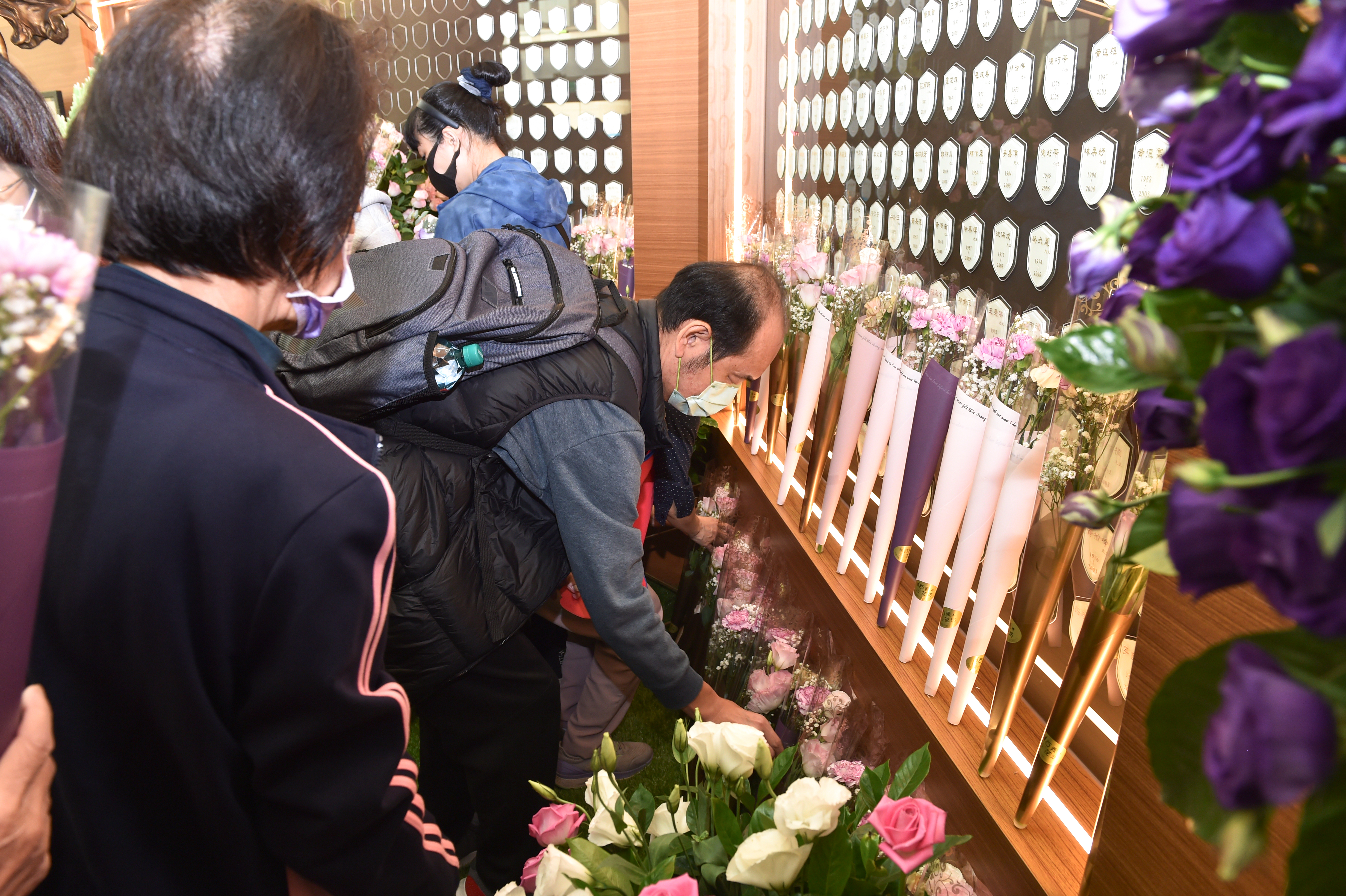 與會者在器官捐贈紀念牆獻花。（奇美醫院提供）