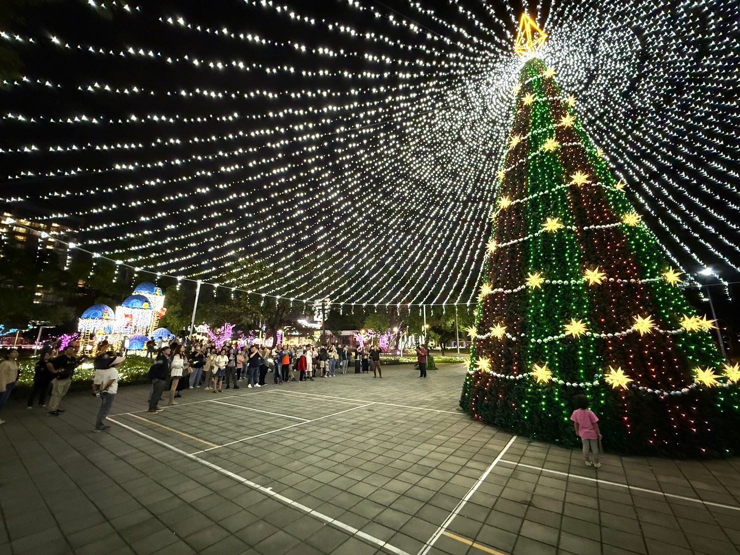 屏東公園的主燈「聖誕派對」、「舞動精靈」、「極光之心」和「聖誕大道」，每5分鐘至30分鐘一場燈光秀。（屏東縣政府提供）
