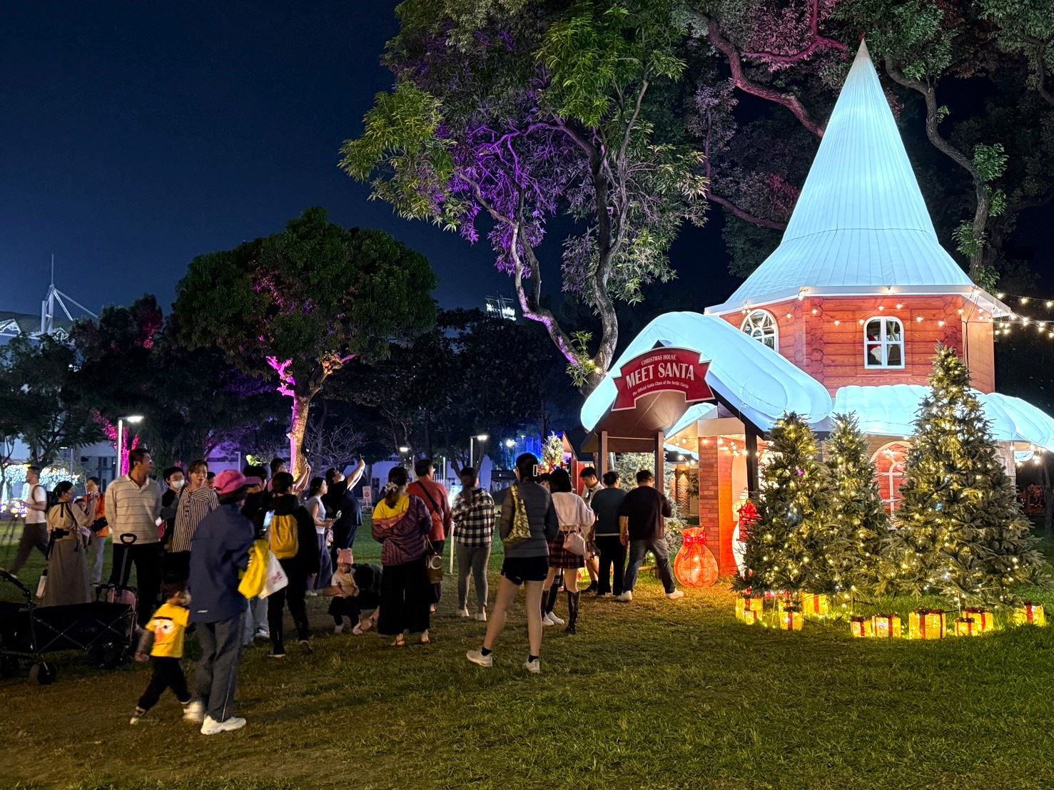 今年以「聖誕村」為主題，場域從屏東公園延伸至屏東火車站，透過14組繽紛燈飾、3棵主題聖誕樹，以燈光秀、飄雪活動、市集等豐富內容。（屏東縣政府提供）
