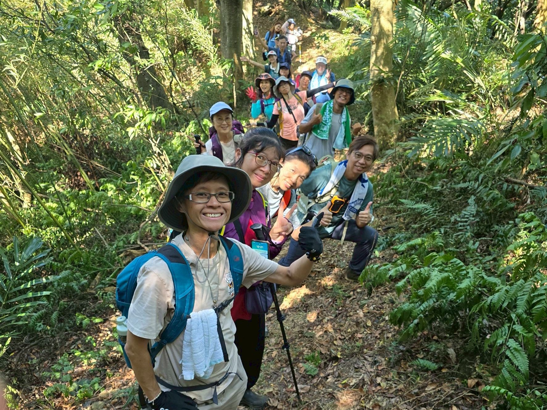 參與者隊伍精神奕奕，展現健行途中互相鼓勵的熱情與活力。（新北市政府觀光旅遊局提供）