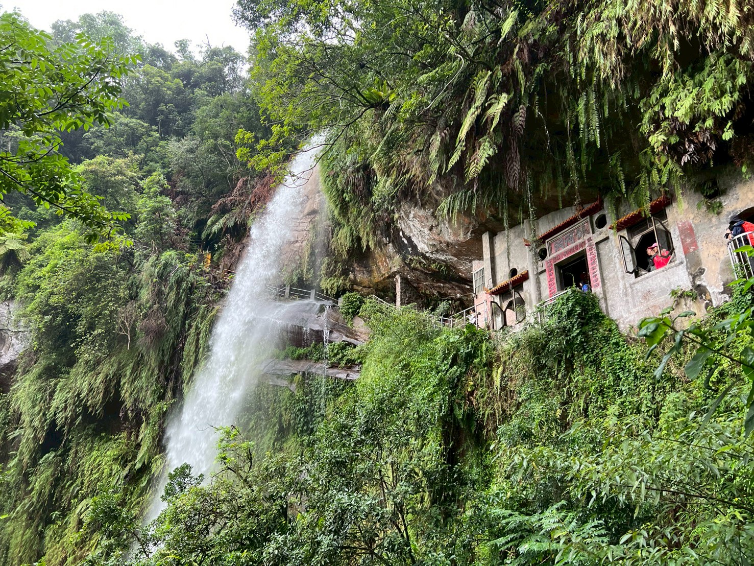銀河洞瀑布自岩壁傾瀉而下，水勢壯觀，構成步道上的特色景觀。（新北市政府觀光旅遊局提供）