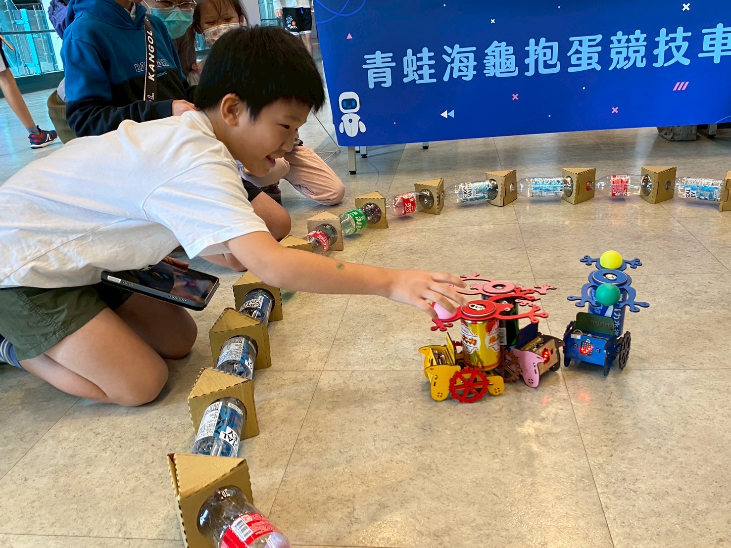 國立臺灣科學教育館今日在臉書公布，將於12月13日在館內推出「陸海空機器人快閃體驗」活動。（取自科教館GO好玩臉書）