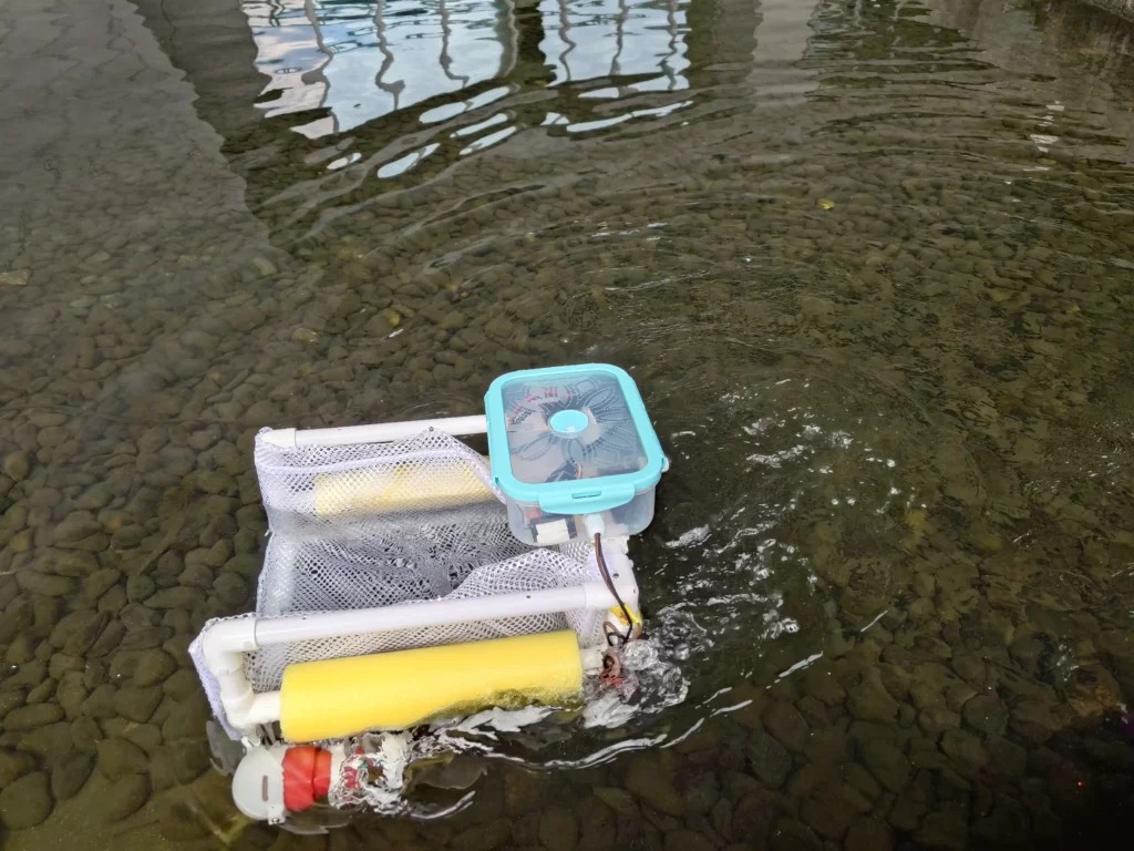 「海上吸塵器挑戰賽：成為海撈王」活動邀請民眾化身小小海洋清潔員，操控特製的「海上吸塵器」遙控船，在水池中展開刺激的打撈任務。（取自科教館GO好玩臉書）