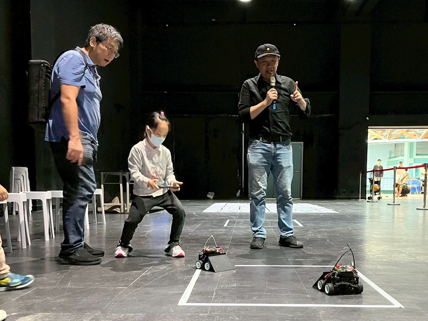 「V7RC機器人體驗」可讓手機變成操控機器人的遙控器，邀請親子一同參與相撲機器人及足球機器人擂臺賽，體驗機器人對戰。（取自科教館GO好玩臉書）