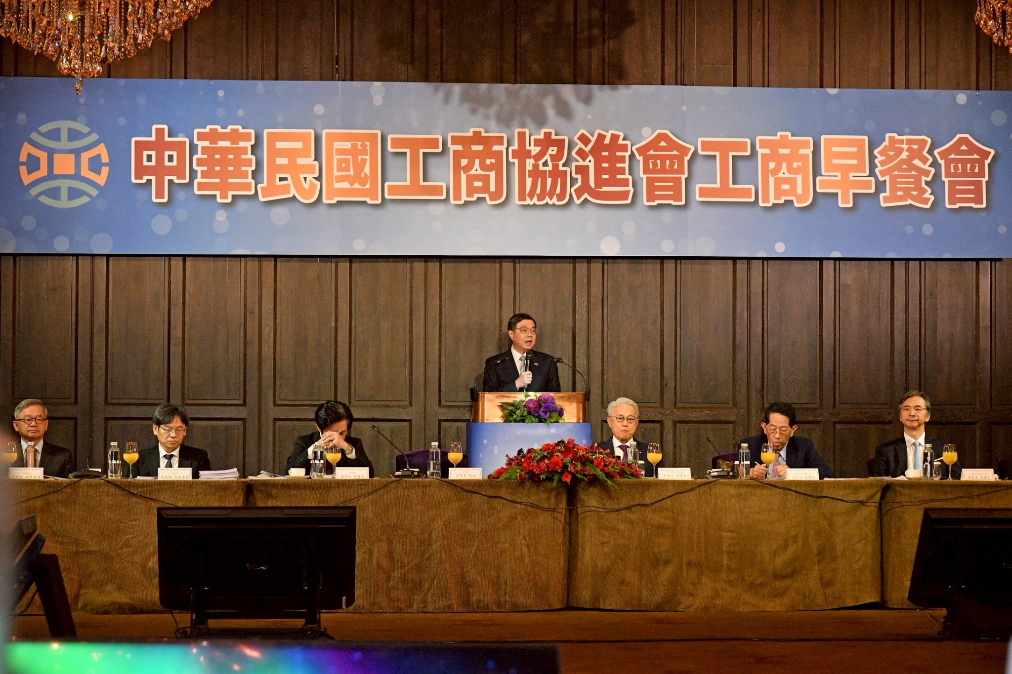 卓揆今日出席「中華民國工商協進會工商早餐會」，向與會工商界領袖說明臺灣經濟現況，以及明年度中央政府施政重點。（行政院提供）