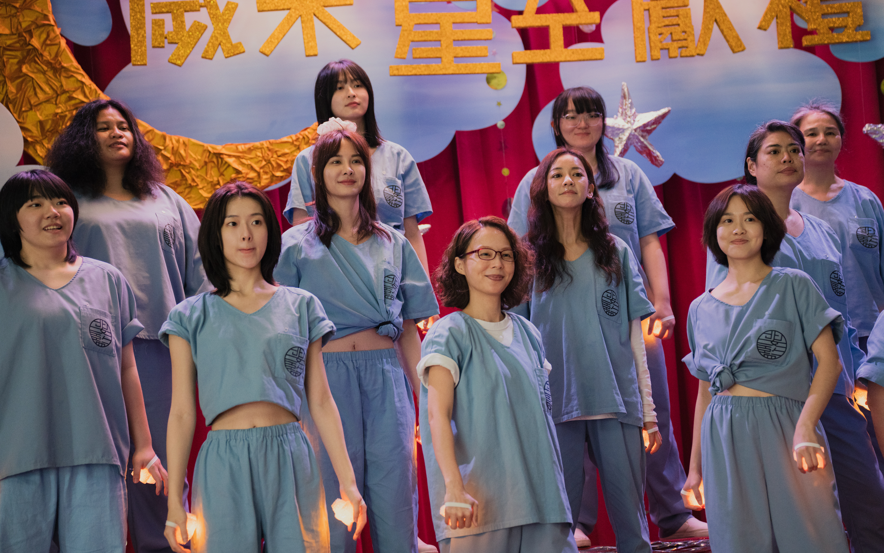 孫淑媚（前排右2）從小想成為女團、在《陽光女子合唱團》中圓夢。（壹壹喜喜提供）