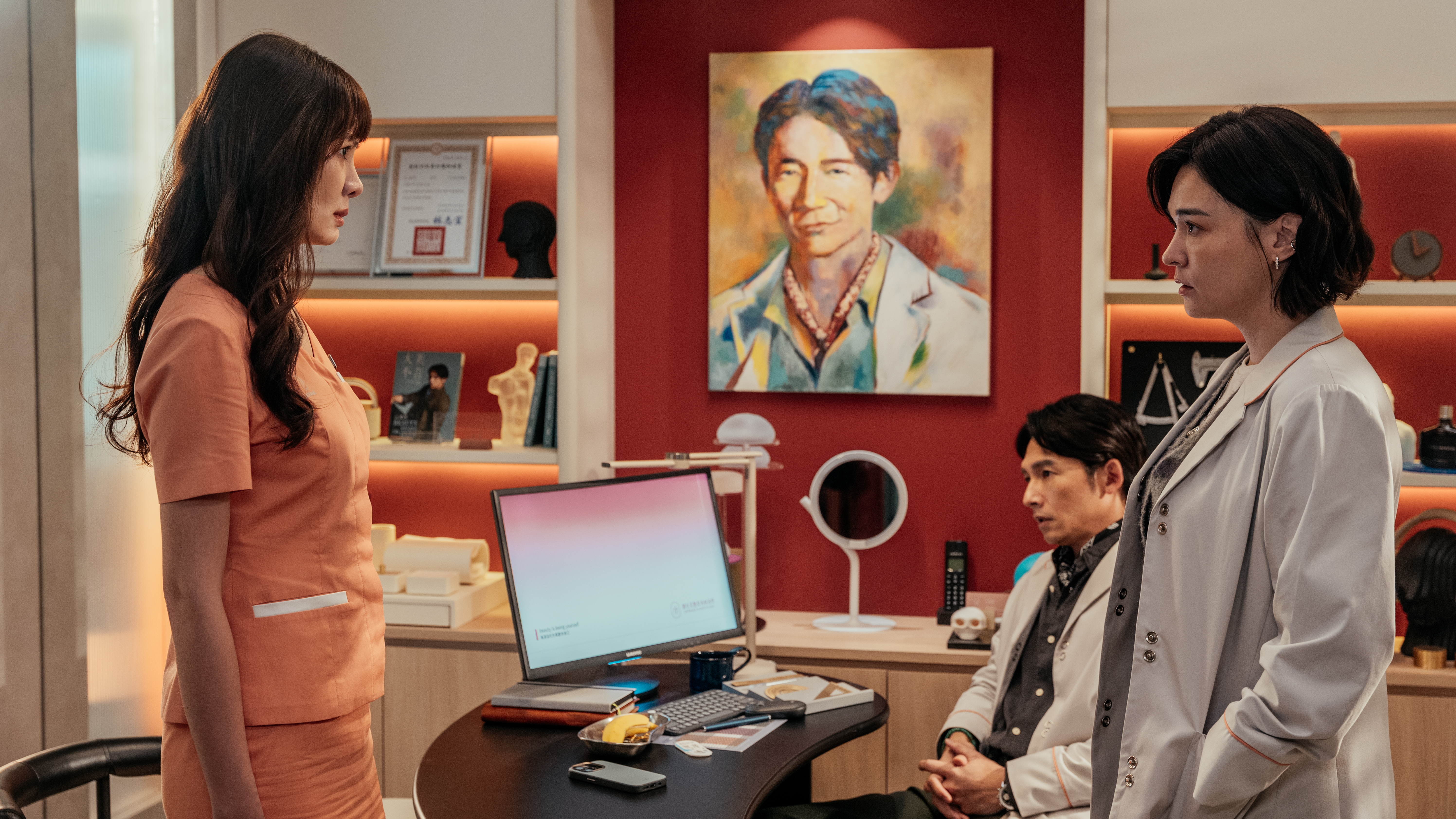 《整形過後》温昇豪（中）陷新歡安心亞（左）、舊愛張榕容三角拉鋸。（六魚文創提供）