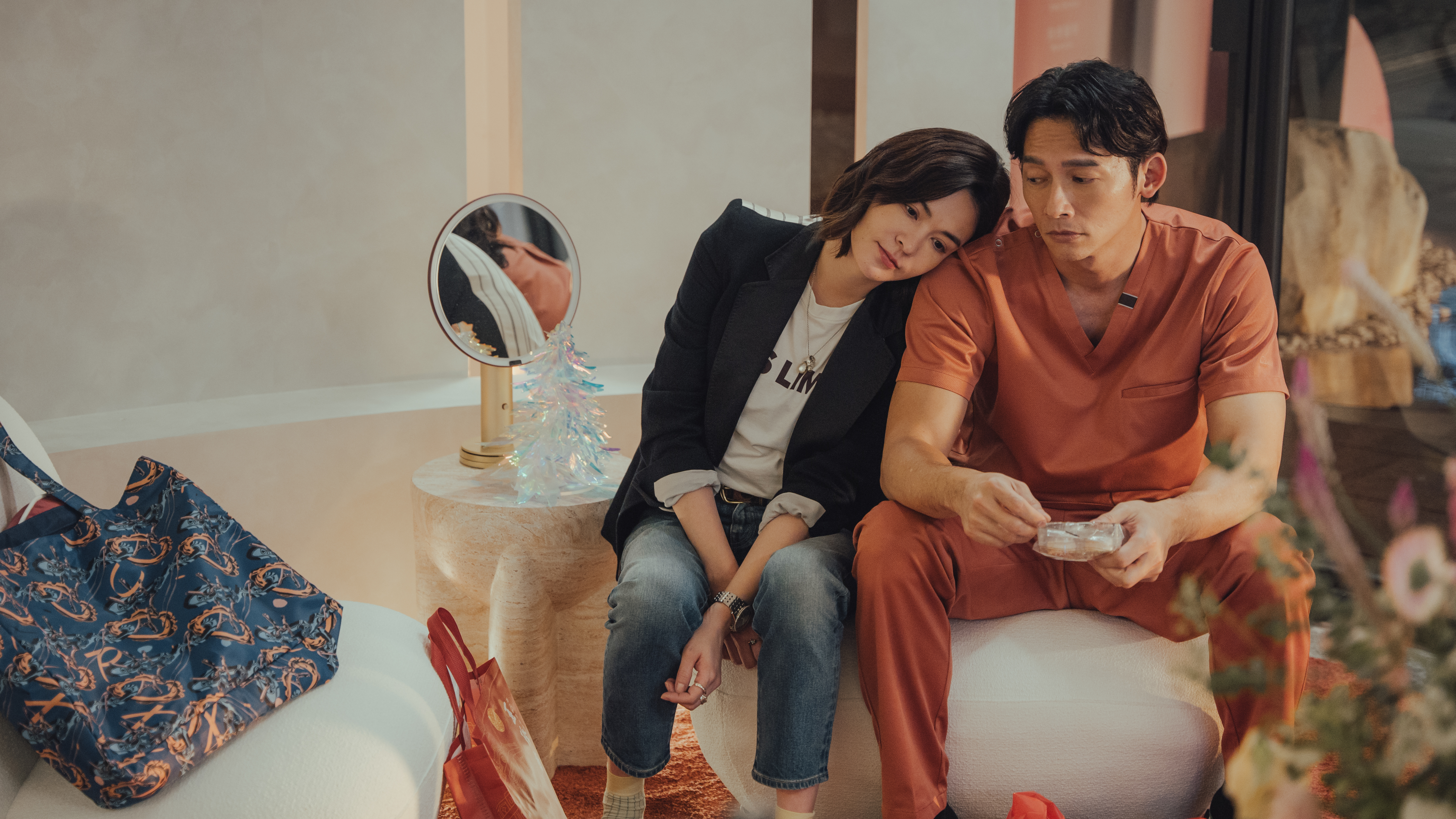 《整形過後》温昇豪（右）重逢張榕容掀起感情風暴。（六魚文創提供）