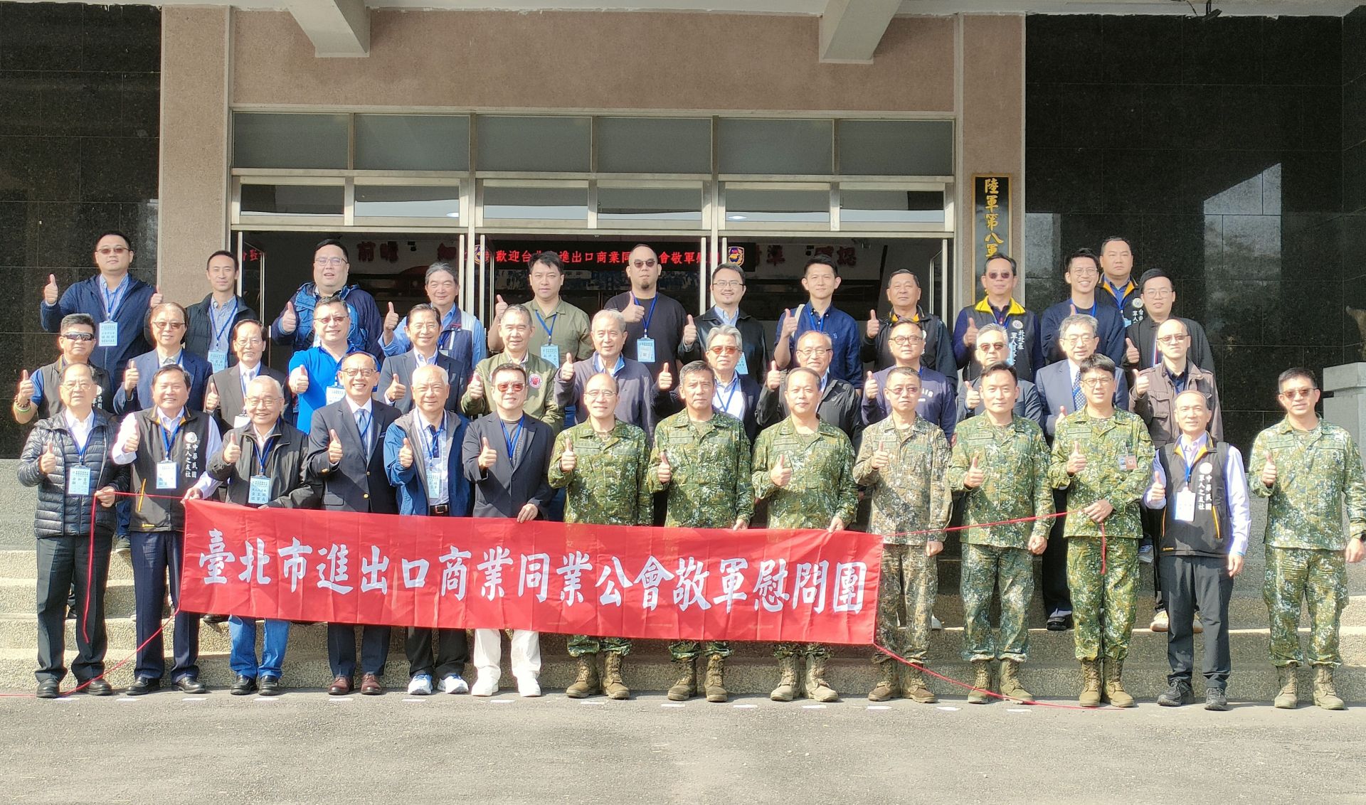 臺北市進出口商業同業公會常務理事范偉洸率領敬軍團一行，今日在軍友社理事長黃呈琮、秘書長簡士偉陪同下，赴高屏地區實施敬軍慰問，展現企業界支持國防的堅定力量。（軍友社提供）