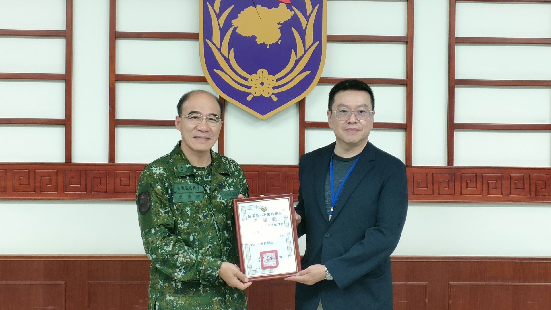 臺北市進出口商業同業公會常務理事范偉洸率領敬軍團一行，今日在軍友社理事長黃呈琮、秘書長簡士偉陪同下，赴高屏地區實施敬軍慰問，展現企業界支持國防的堅定力量。（軍友社提供）