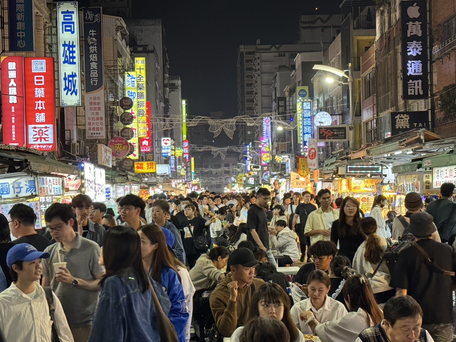 六合夜市人潮爆發，攤商讚演唱會不僅帶動周邊商圈經濟效益，更進一步讓高雄揚名國際。(高雄市新聞局提供)