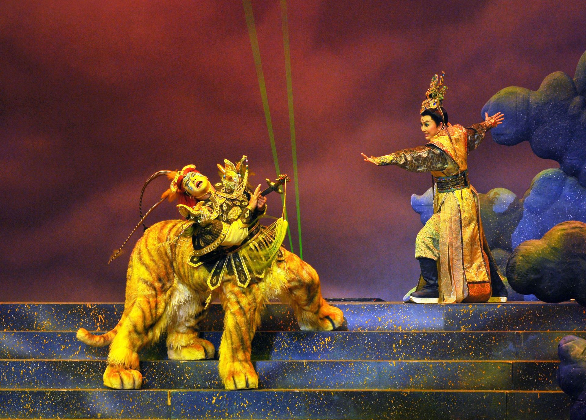 《劍神呂洞賓》劇情描述唐朝末年滄州節度使田虎自恃功高，要求公主李佛妃下嫁，朝廷為除後患，遣劍士呂洞賓護送由宮女牡丹假扮的公主前往滄州。（桃園市文化局提供）