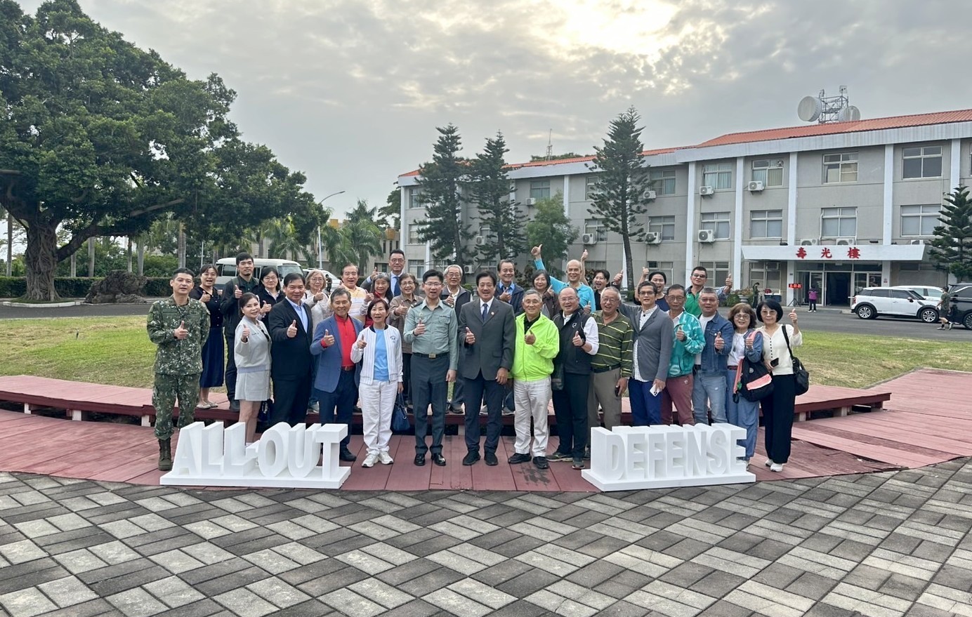 高雄市自然生態保育協會敬軍團慰訪南部地區後備指揮部，感謝駐軍官兵在協助地方災害防救及維護生態環境的努力和付出。（高雄市自然生態保育協會提供）