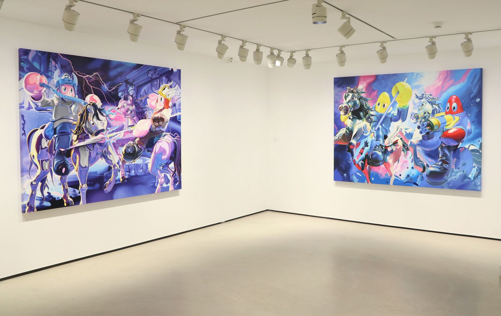 《戰鬥場景》系列畫面充滿漫畫式的意象，描繪龍蝦族群為星球未來而戰的場景，試圖捕捉生命本身核心力量之間的張力。（記者劉昕翊攝）