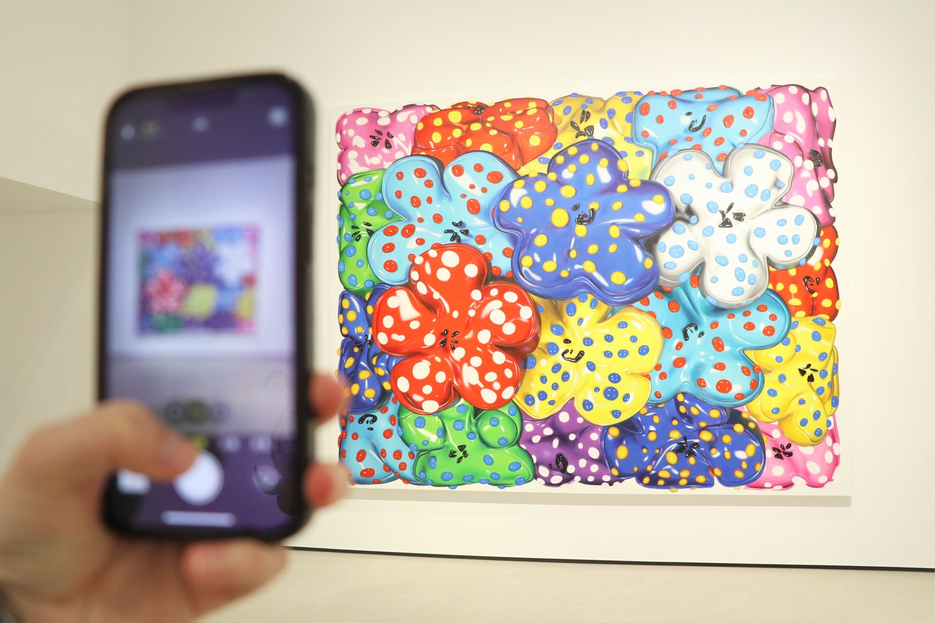 首次亮相的《花卉研究》系列，是向沃荷標誌性的花卉系列致敬，頌揚花卉的永恆的標誌性力量。（記者劉昕翊攝）