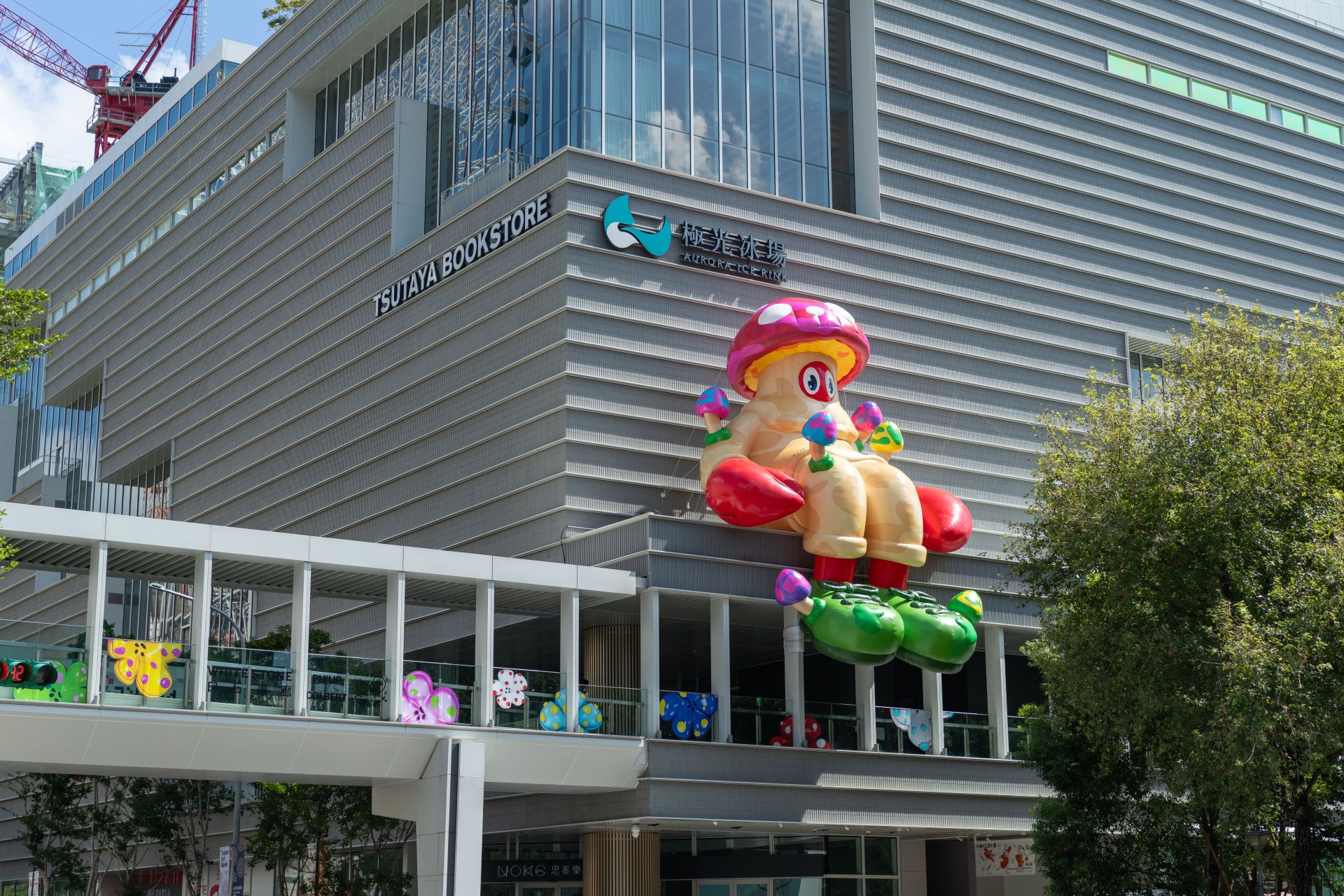 覽也在NOKE忠泰樂生活展出一隻高達10米的充氣雕塑，以幽默的方式將自然世界與普普文化相融合。（白石畫廊提供）