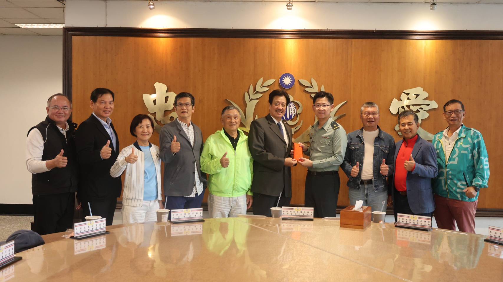 高雄市自然生態保育協會致贈慰問金，向南部地區後備指揮部表達敬意與謝忱。（南區後備部提供）