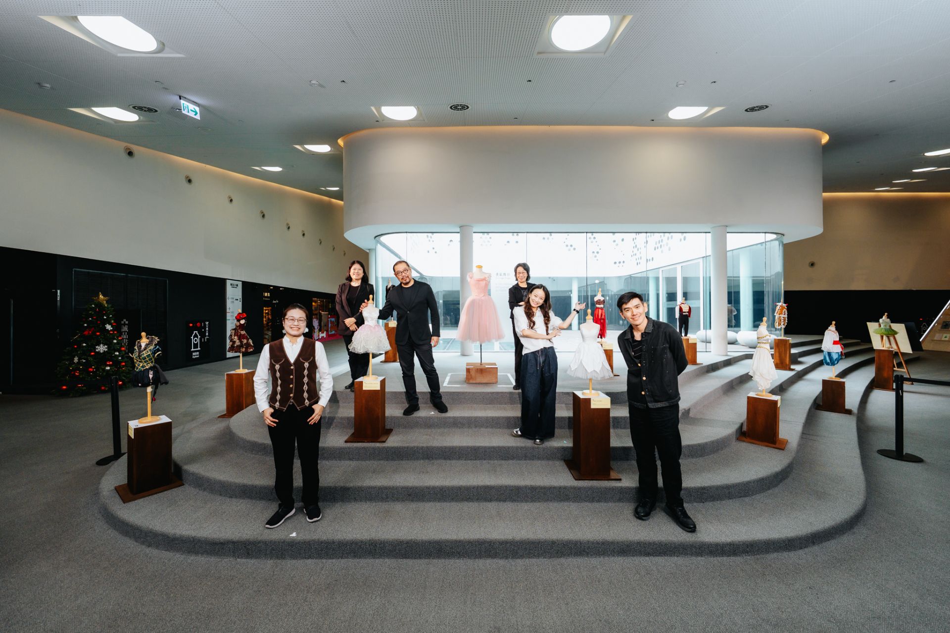 衛武營主辦《遇見胡桃鉗的女孩》音樂芭蕾劇場第3部曲，製作團隊大合照。（衛武營提供）