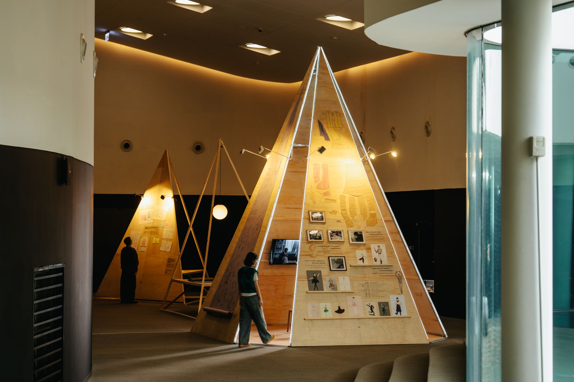 「編織成長的風景：遇見胡桃鉗的女孩」特展，「成長之樹」主題展區。（衛武營提供）