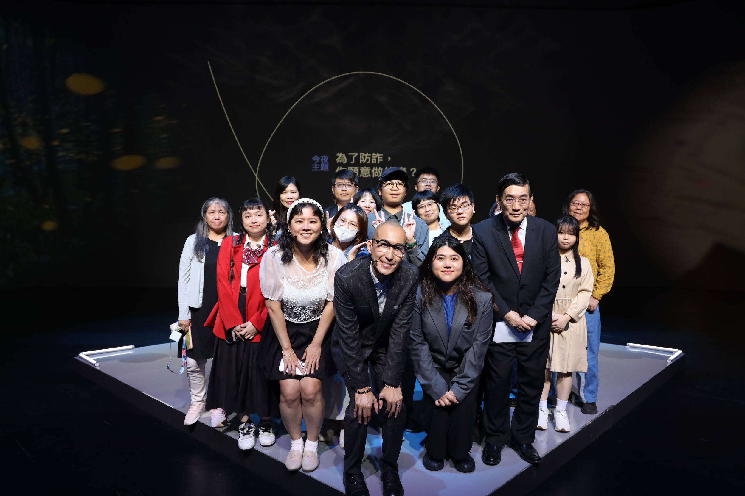 主題論壇由法律白話文運動社群總監劉珞亦擔任主持（中），邀請多位公民來賓，共同分享親身或家人遭詐騙的慘痛經驗。（公視提供）