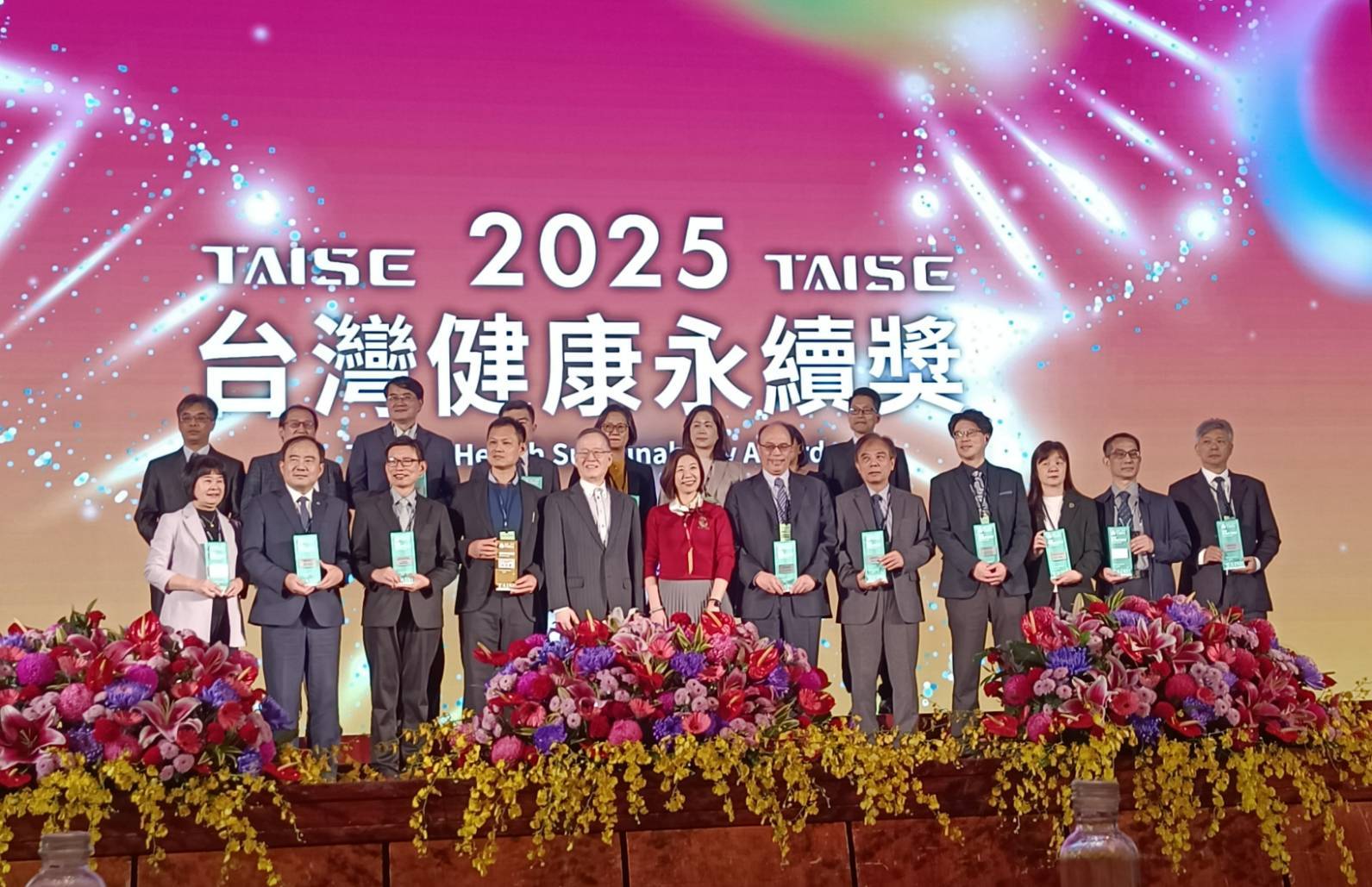 台灣永續能源研究基金會今日舉行「2025台灣健康永續獎」頒獎典禮，三軍總醫院及國軍左營總醫院均獲獎。（三總提供）